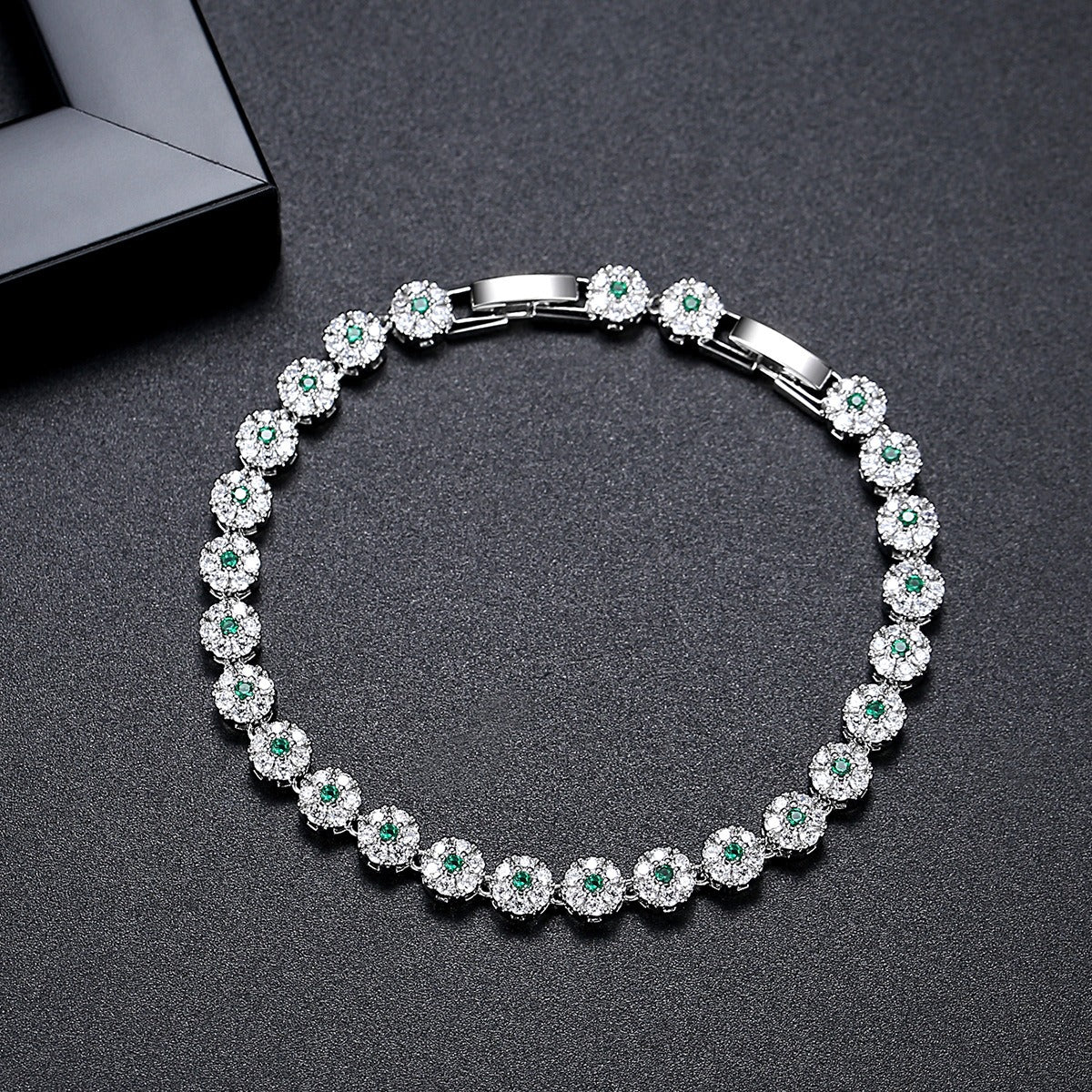 Delicada pulsera de cadena de tenis floral con micropavé de circonitas Kemstone: elegante diseño de doble cierre, hecha a mano para un look glamuroso diario B24090302