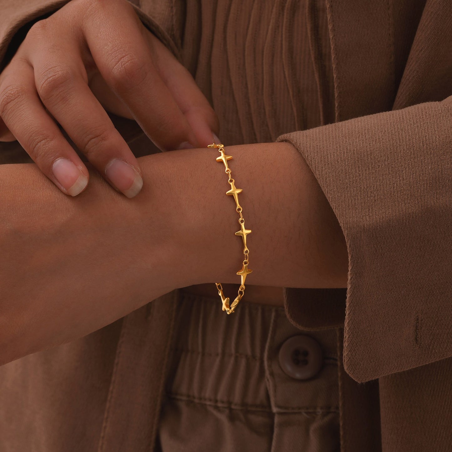 Pulsera apilable vintage de estrella de cuatro puntas: joyería celestial de acero inoxidable para un toque de elegancia cotidiana (1951)