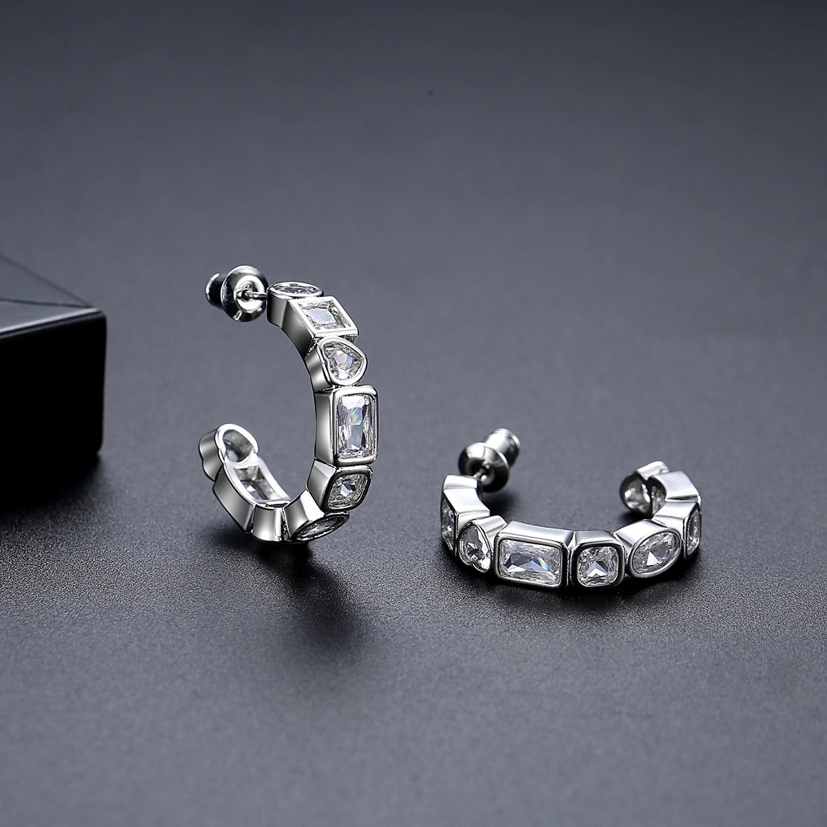Orecchini geometrici a forma di C realizzati artigianalmente da Kemstone: eleganza francese minimalista con dettagli in zircone E23082401