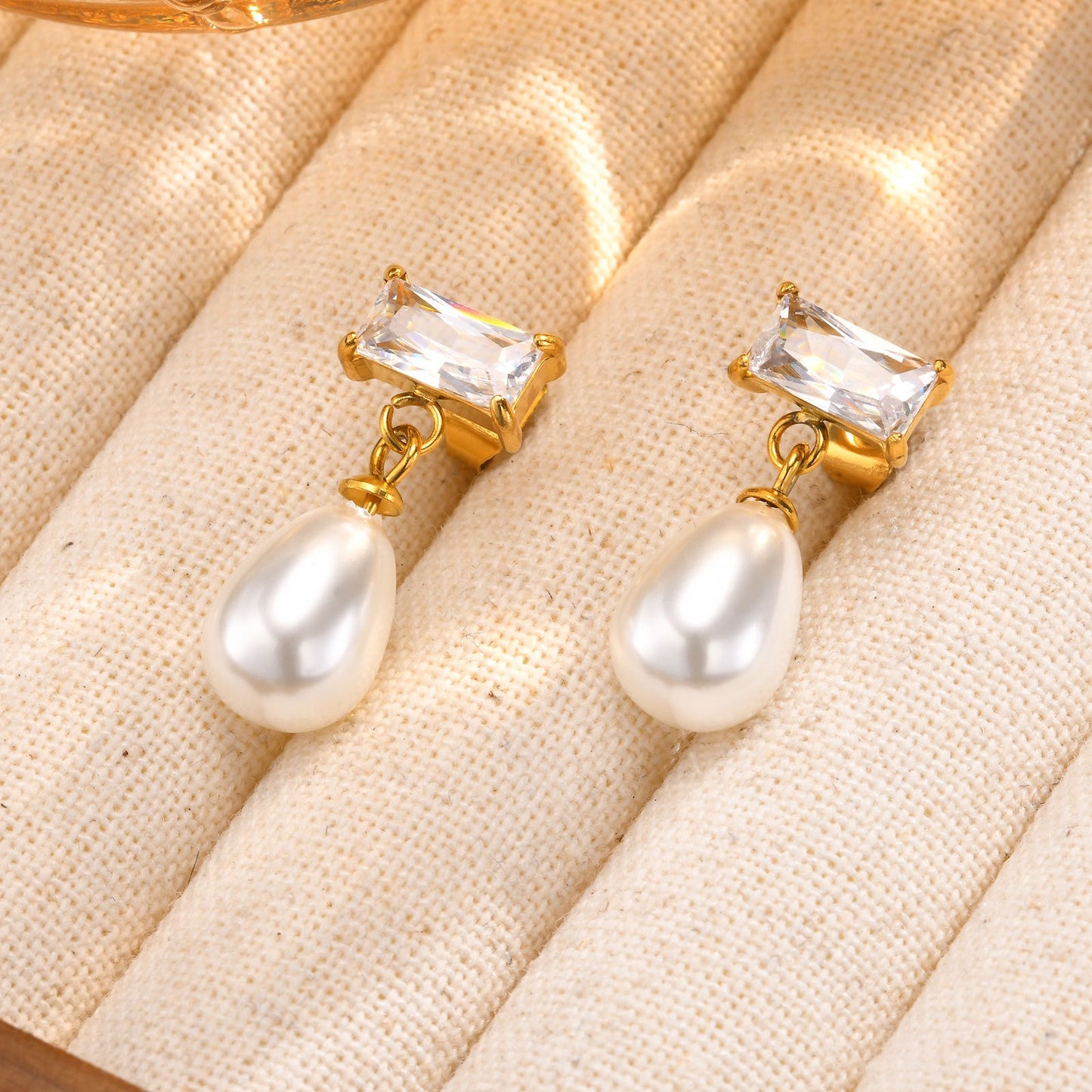 Orecchini Kemstone in acciaio inossidabile con catena floreale in zirconia e gocce di perle finte – Eleganza dorata per lo scintillio quotidiano ED-782