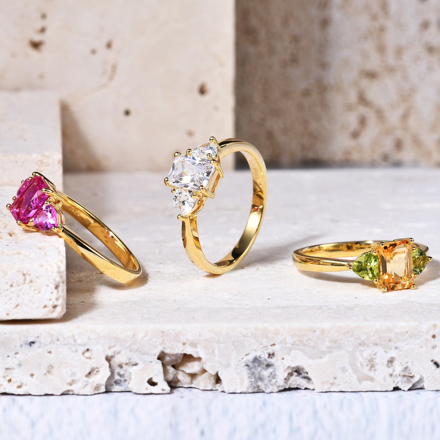 Anillo artesanal de citrino natural de talla esmeralda con detalles de peridoto de corte brillante en forma de corazón, diseño original de Kemstone | Plata 925 bañada en oro de 18 quilates, K236141R