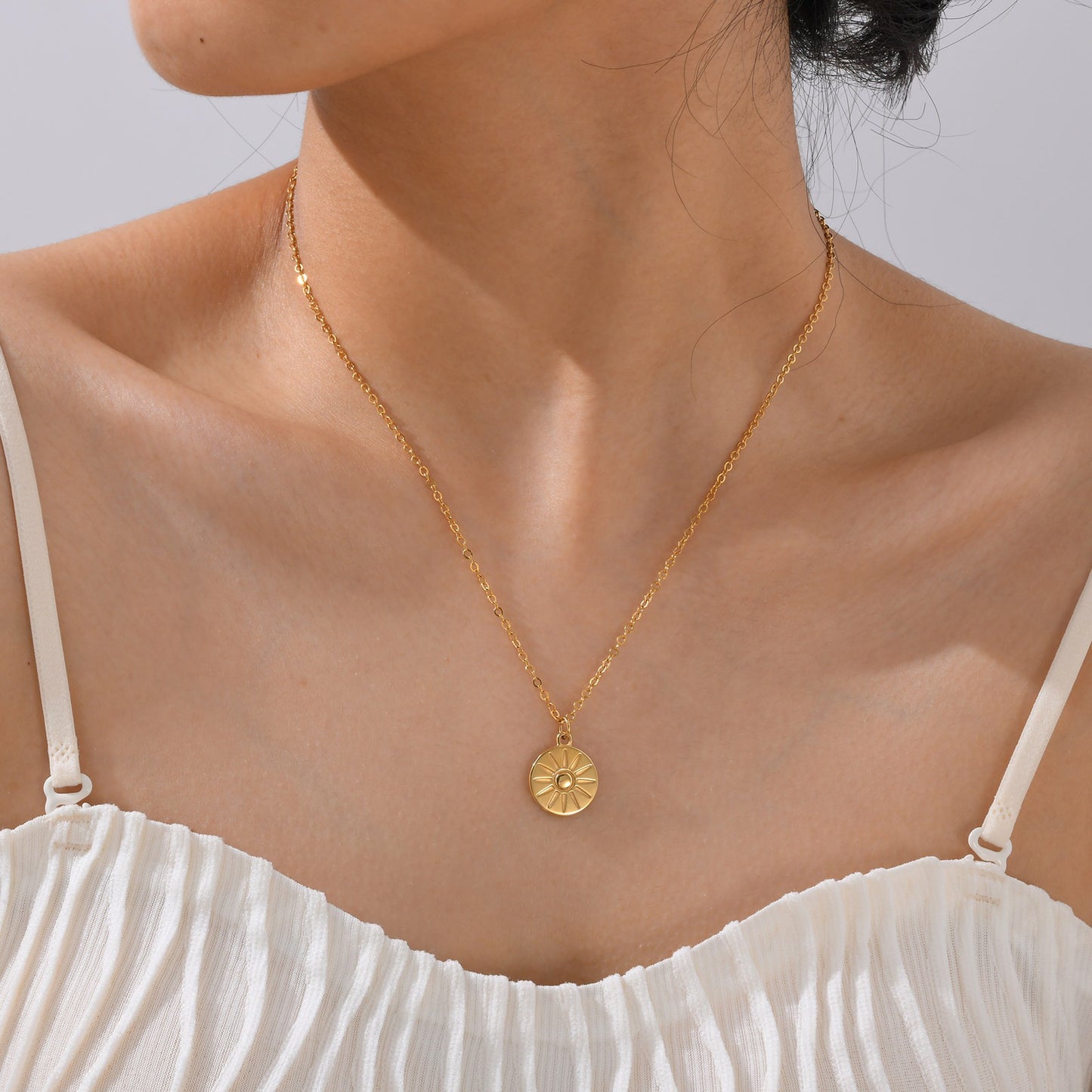 Elegante collar con colgante circular dorado - Cadena minimalista de acero inoxidable para clavícula para mujer NC-1854
