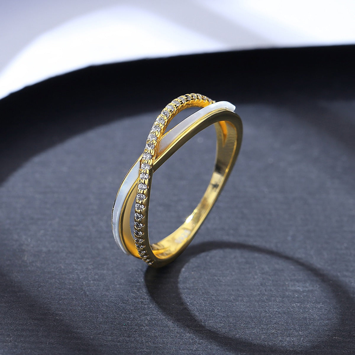 Anillo de oro con circonita cúbica, diseño original artesanal de Kemstone. Elegante anillo de plata de ley S925 en forma de X con circonita blanca AAAA.