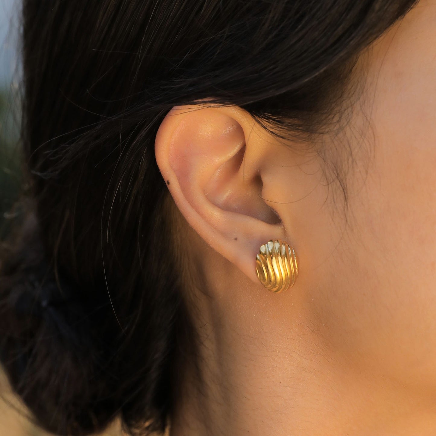 Pendientes Kemstone de acero inoxidable con textura de concha dorada para mujer ES-458
