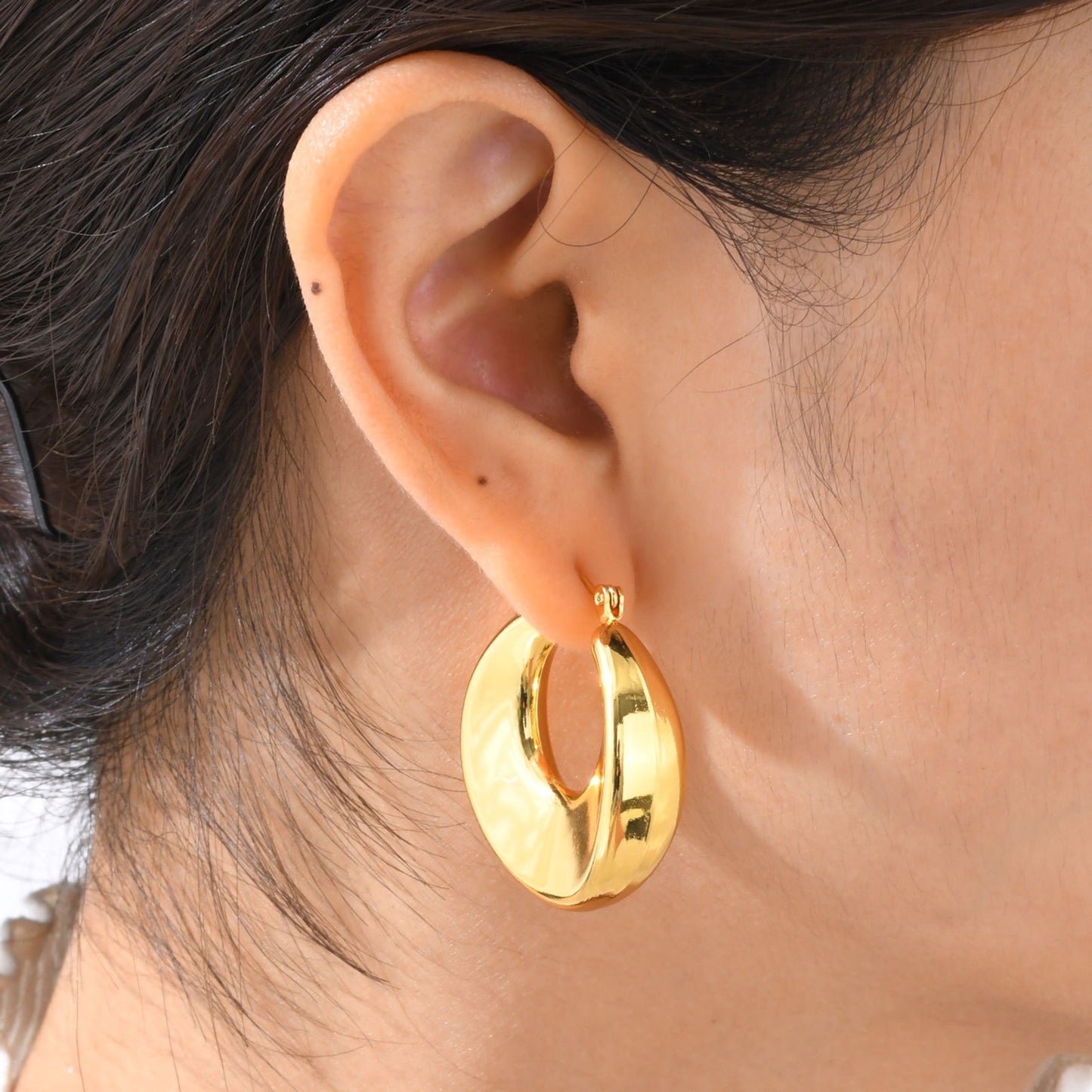 Elegantes y modernos pendientes de aro de acero inoxidable dorado en forma de C: glamour minimalista para una elegancia cotidiana EH-723