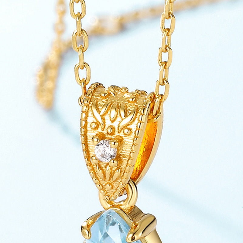 Collar con colgante de topacio azul cielo clásico en forma de lágrima, diseño original, hecho a mano por Kemstone, para mujer. Joyería de plata de ley 925 bañada en oro, 45,7 cm.