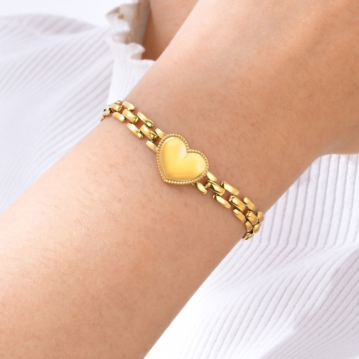 Elegante pulsera de acero de titanio con forma de corazón para mujer - Grabado personalizable, cadena dorada, ideal para uso diario y regalos BR-2370