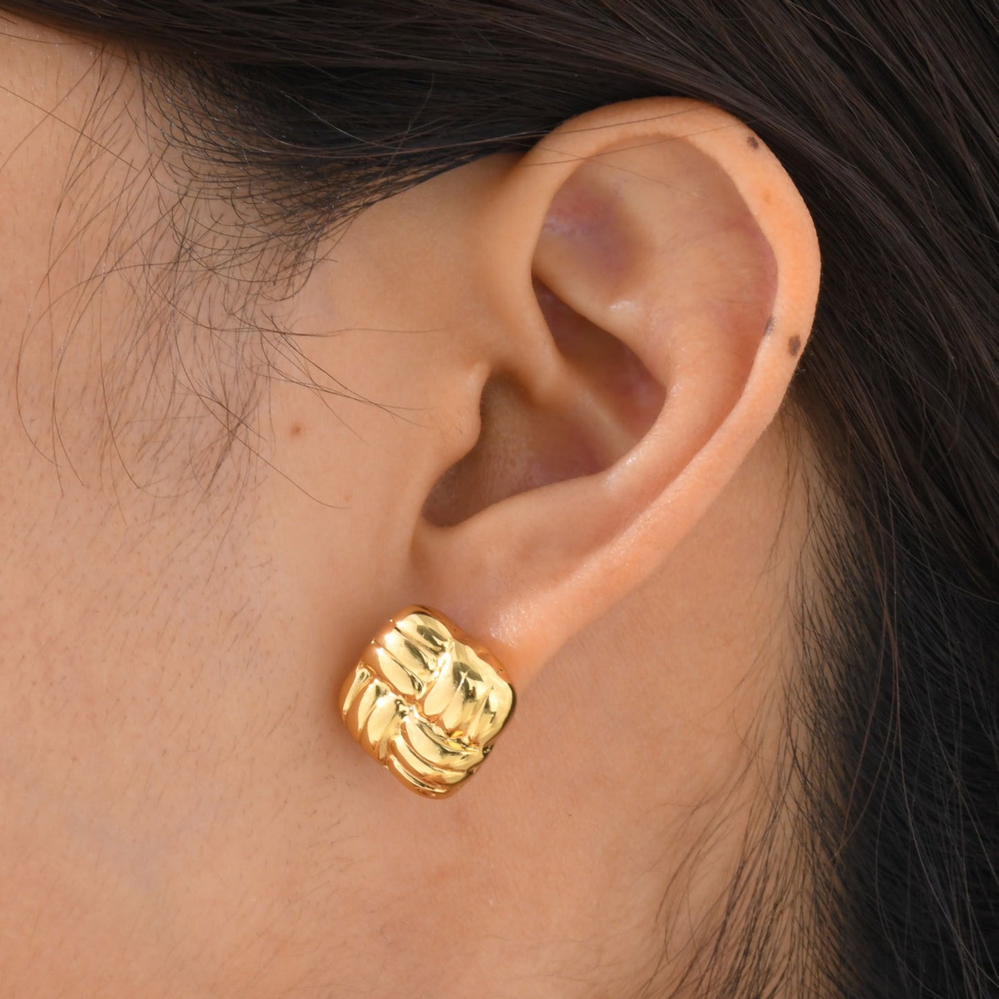 Aretes cuadrados tejidos artesanalmente | Joyería geométrica de acero inoxidable en tono dorado para mujeres modernas ES627