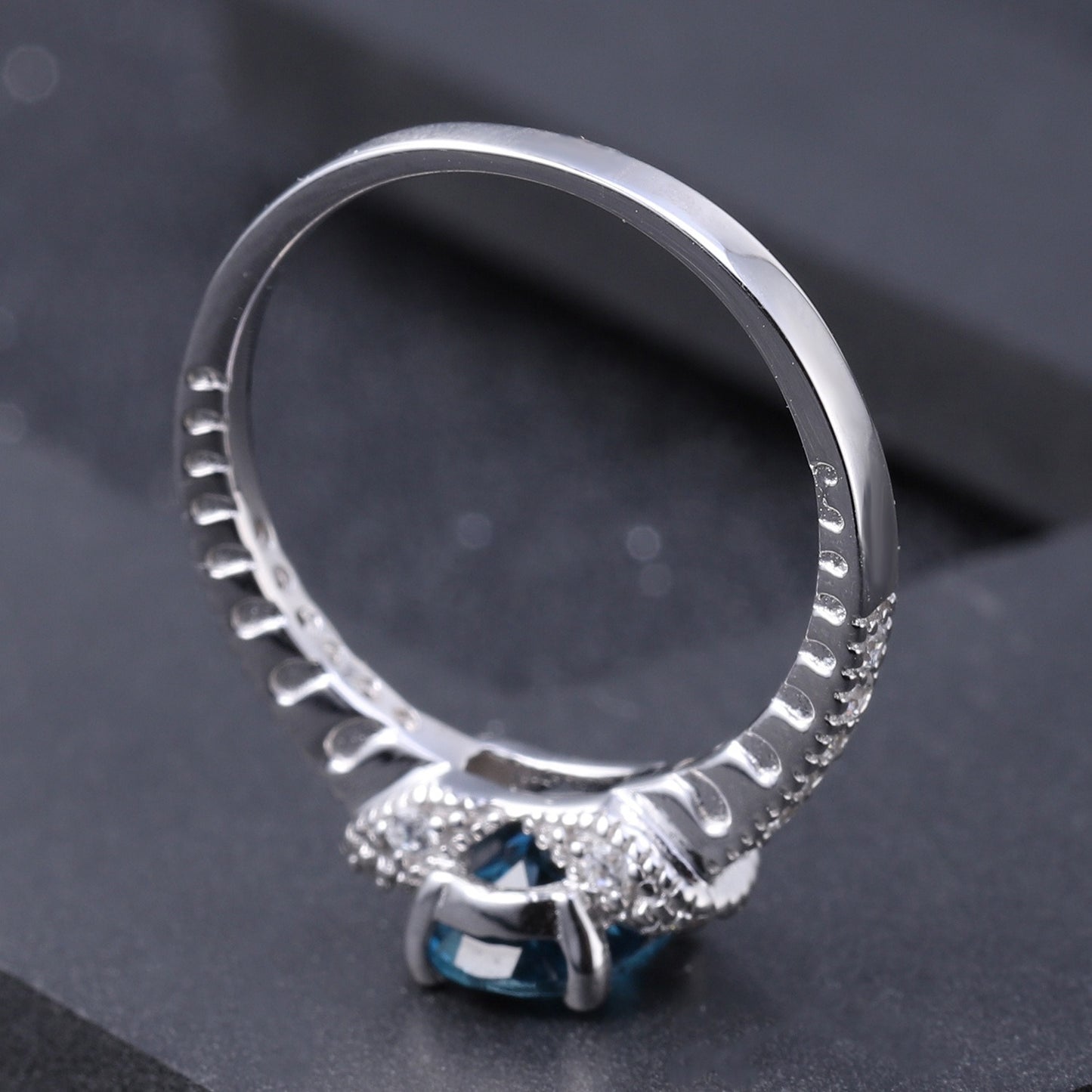 Anillo de topacio azul de Londres de 1,57 ct, diseño original artesanal de Kemstone, en plata de ley S925 con circonita cúbica para mujer.