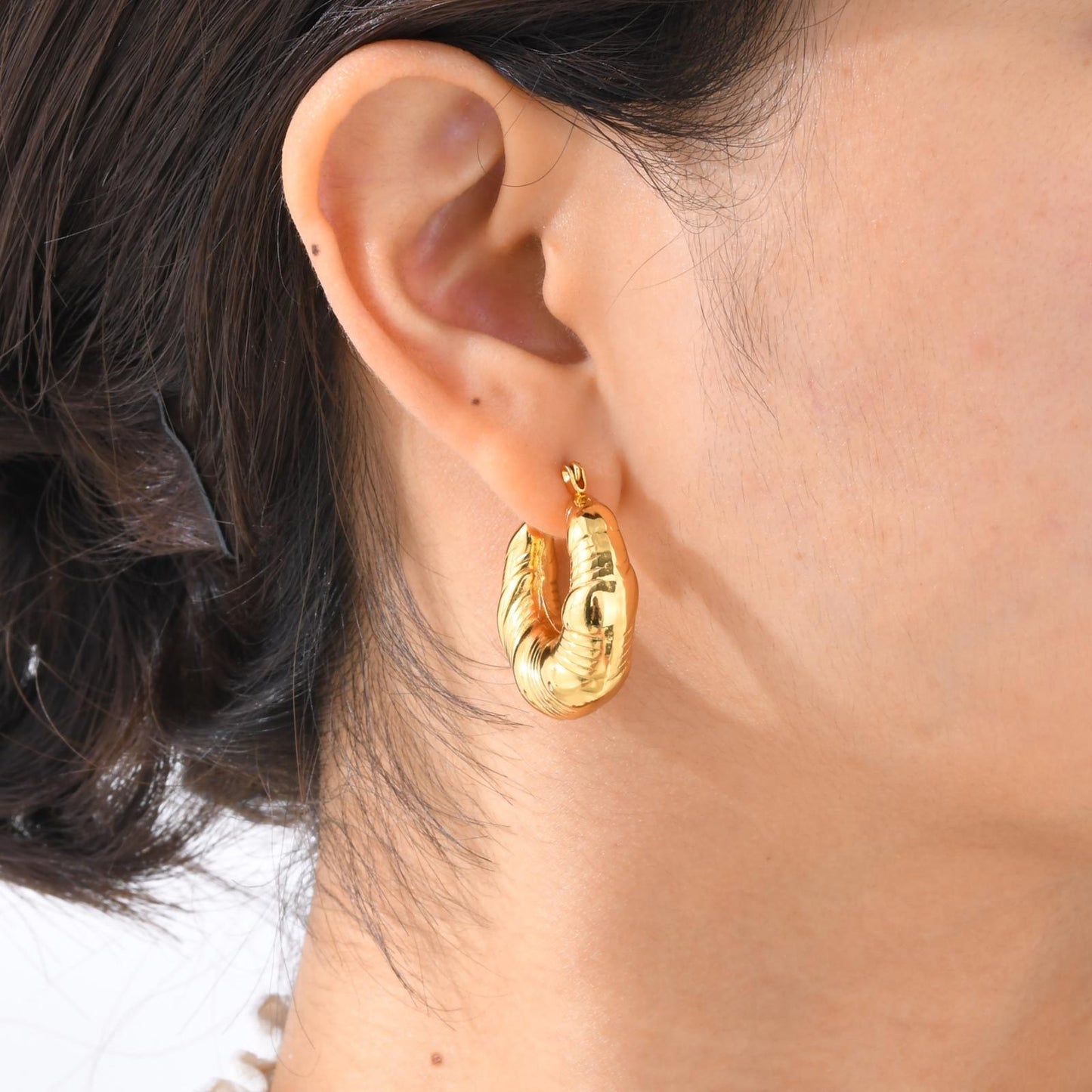 Pendientes de aro dorados texturizados en forma de C - Joyería de acero inoxidable con relieve para mujer (Regalo hipoalergénico de lujo con grabado personalizado) EH-724