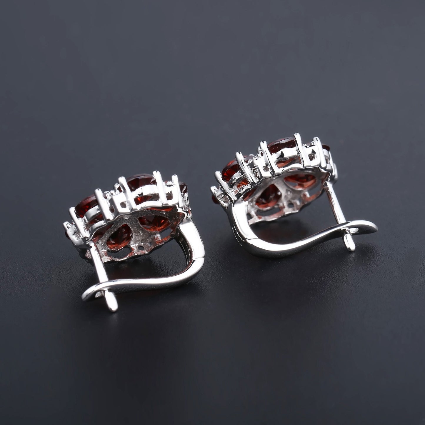 Pendientes de flor de gemas naturales de diseño original hechos a mano por Kemstone con granate y topacio azul Londres en plata de ley S925 para mujer.