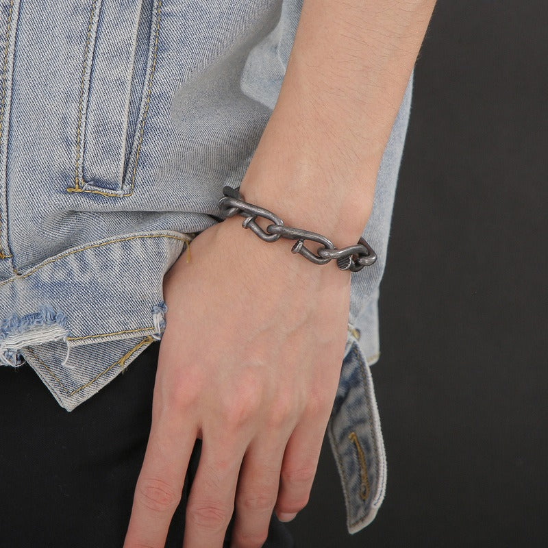 Pulsera de acero y titanio con cierre de gancho rústico Kemstone - Diseño de cadena con clavos desgastados para hombre, estilo minimalista KB146421