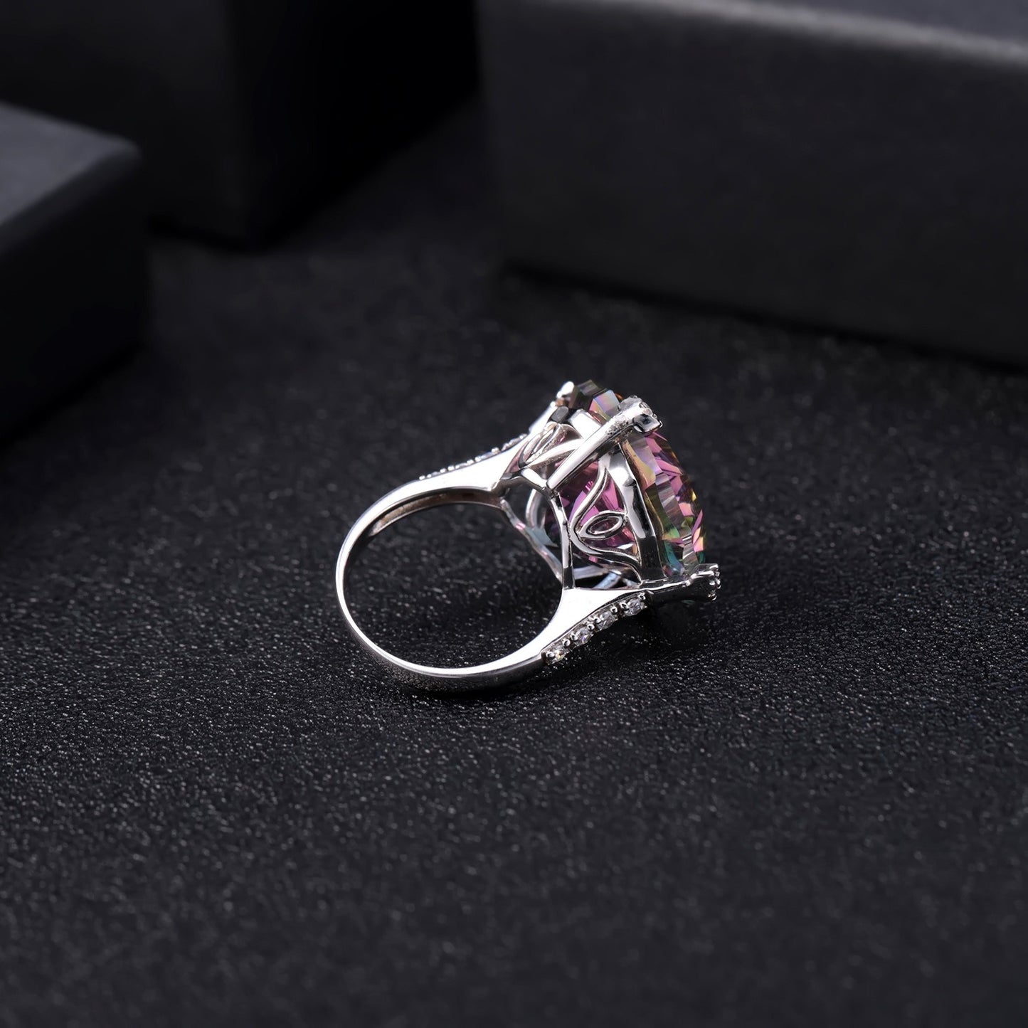 Anillo de plata de ley 925 con diseño original artesanal de Kemstone y cuarzo místico de 24,21 quilates. Diseño geométrico, engaste en garras y brillo vibrante. Joyería llamativa.