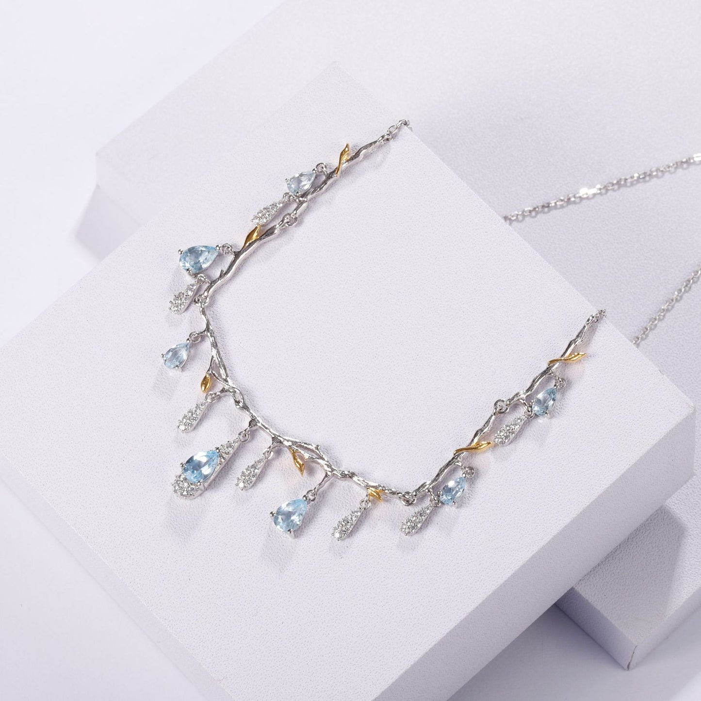Collana girocollo di lusso con pietre preziose Kemstone, realizzata a mano e dal design originale | Topazio azzurro cielo naturale | Argento Sterling 925 + placcato oro