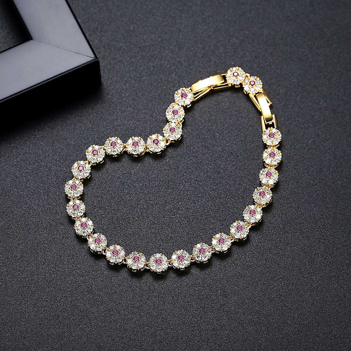 Delicada pulsera de cadena de tenis floral con micropavé de circonitas Kemstone: elegante diseño de doble cierre, hecha a mano para un look glamuroso diario B24090302