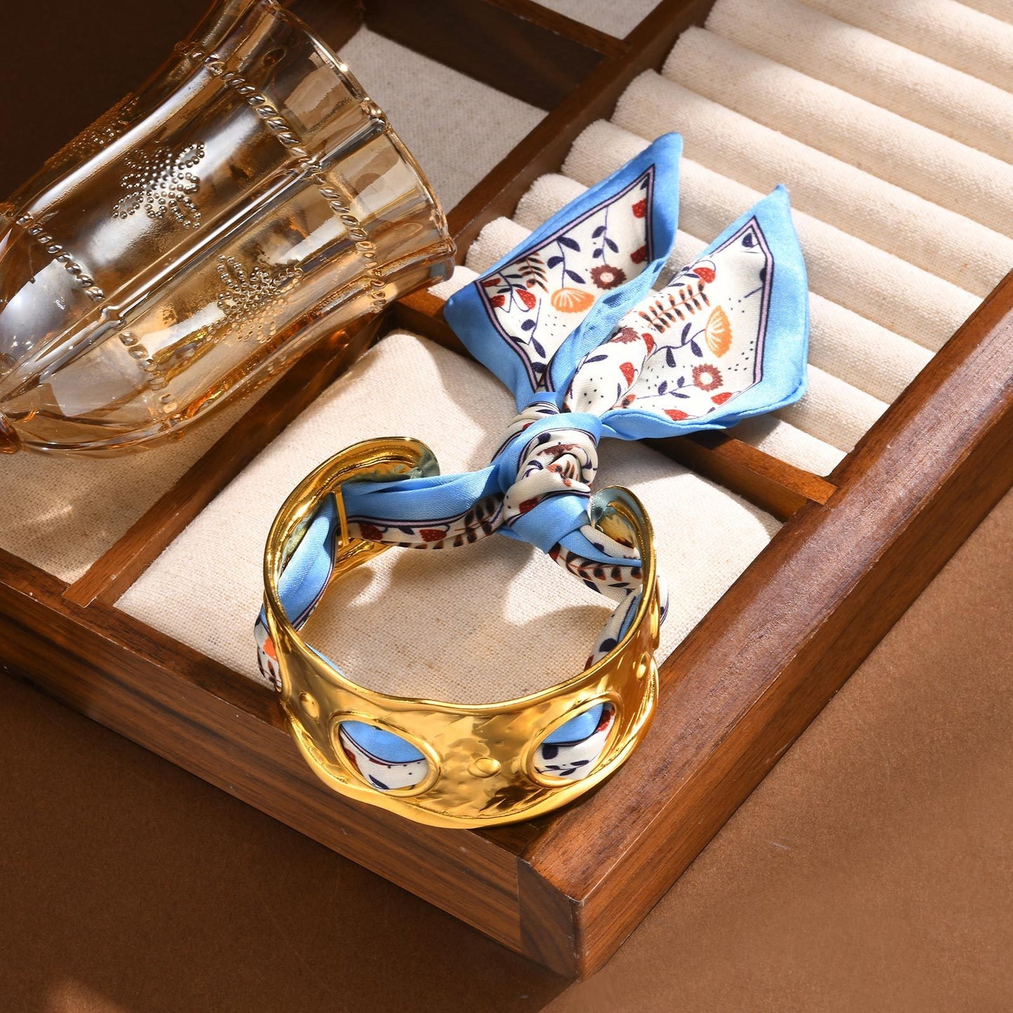 Elegante pulsera de acero inoxidable dorado con elegante nudo de seda: un accesorio imprescindible para mujer B-630