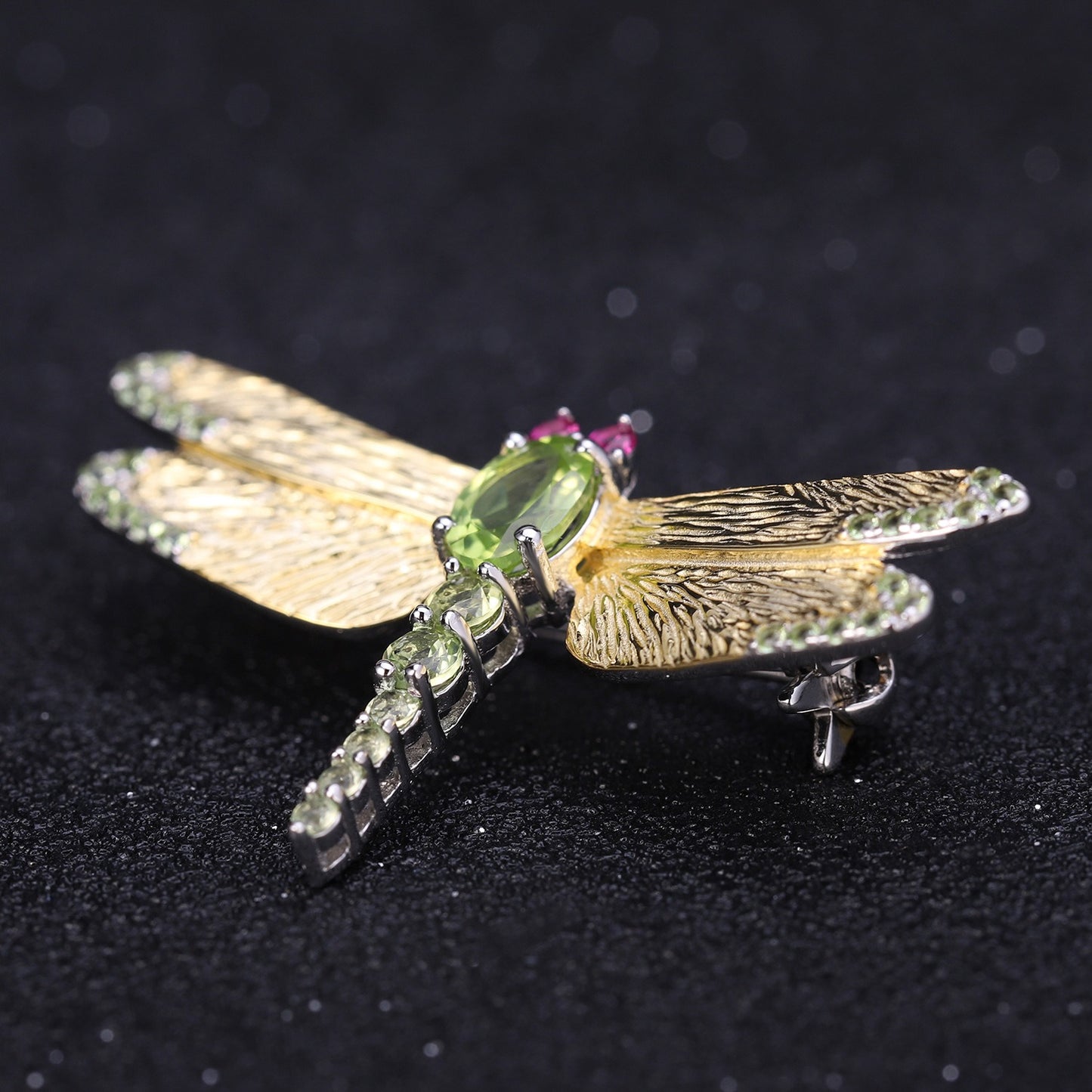 Spilla a forma di libellula in argento sterling 925, realizzata a mano da Kemstone, con dettagli in peridoto e rubino creato in laboratorio.