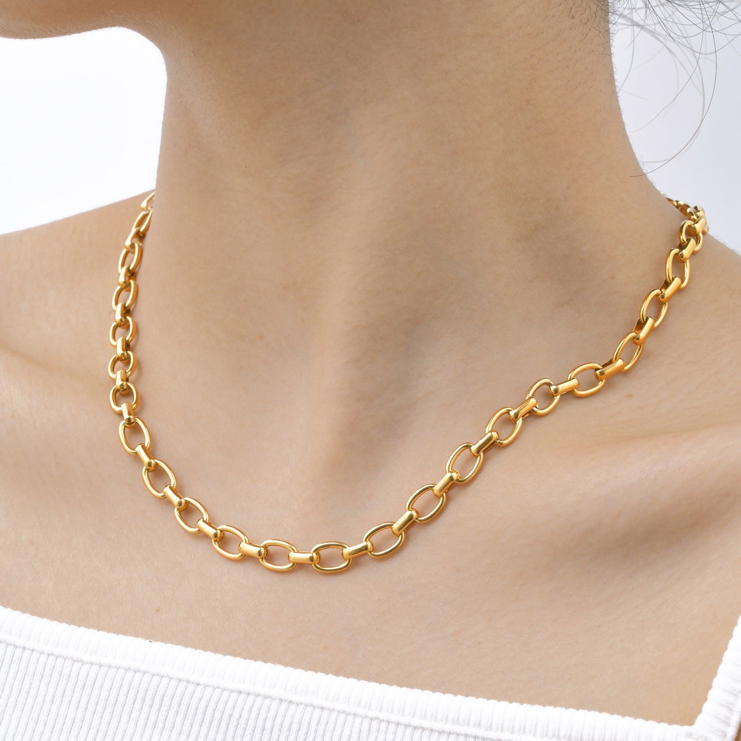 Pulsera Kemstone de acero inoxidable con eslabones, hecha a mano y con un diseño geométrico audaz en un vibrante tono dorado para el día a día de la mujer. BR-2343