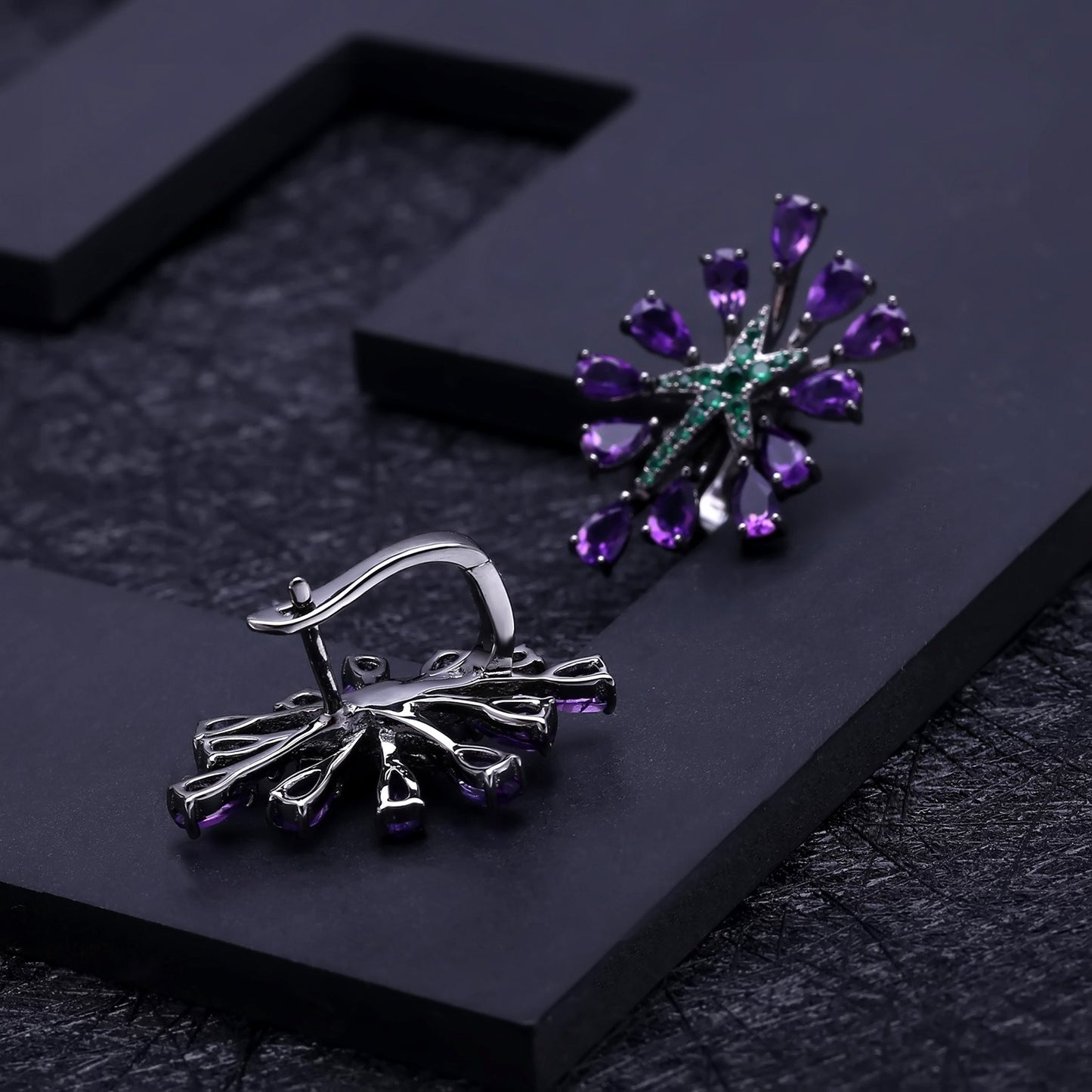 Orecchini pendenti geometrici Kemstone dal design originale e artigianale con ametista naturale e smeraldo nano verde in argento S925 - Eleganza celeste