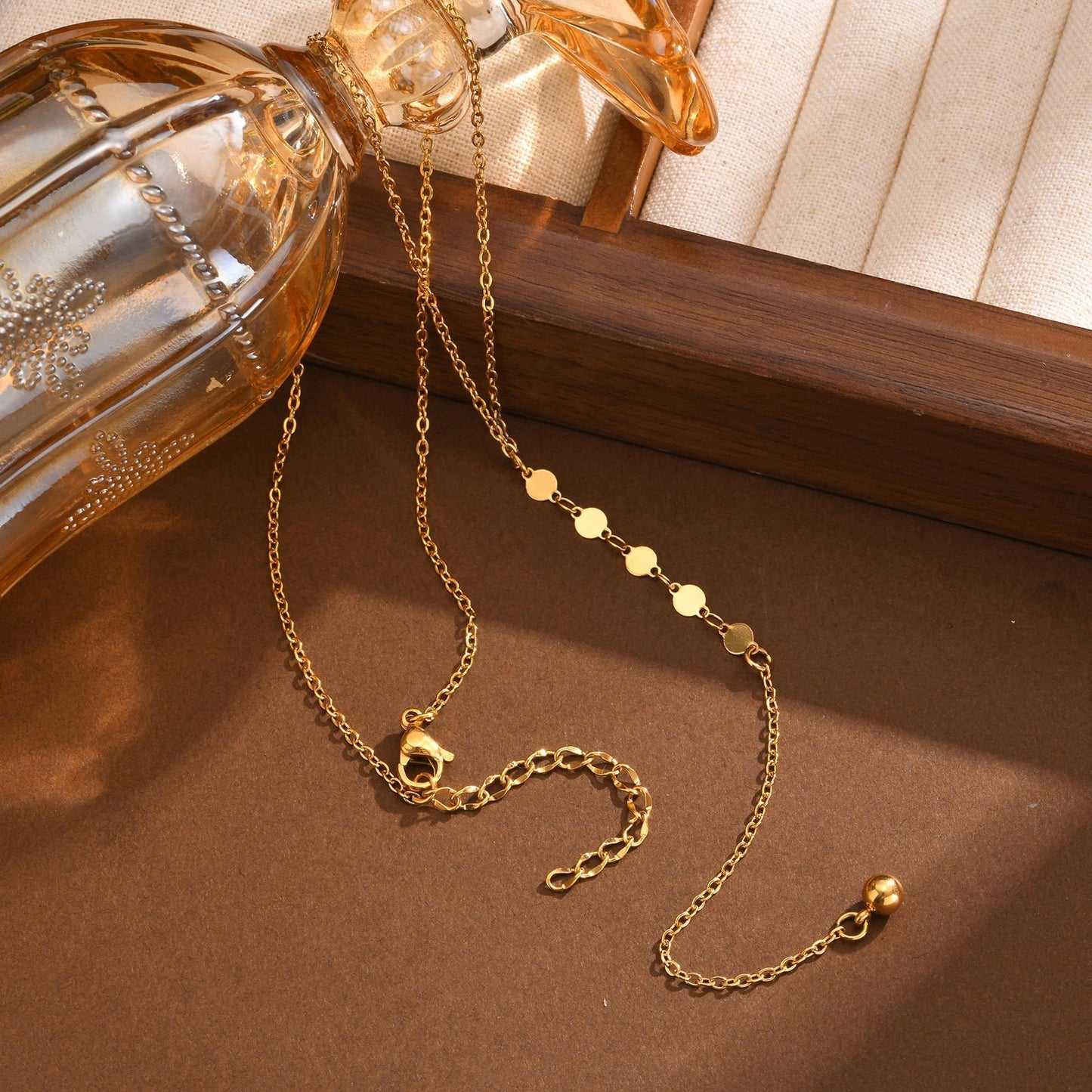 Collar de cadena cruzada plana en forma de Y de acero inoxidable con colgante de disco redondo y esfera - Joyería minimalista moderna para mujer NC-1972