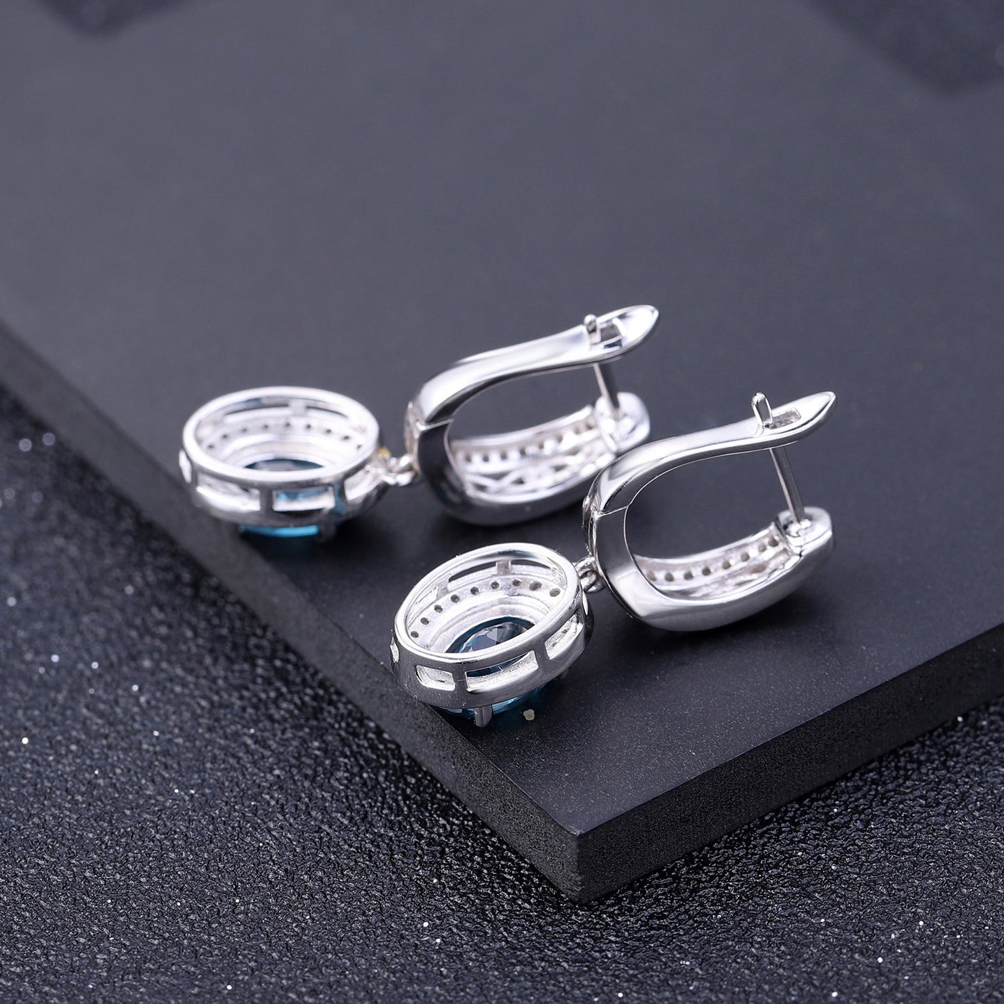 Pendientes colgantes elegantes de topacio azul Londres natural, diseño original, hechos a mano por Kemstone | Plata de ley 925, K23614E