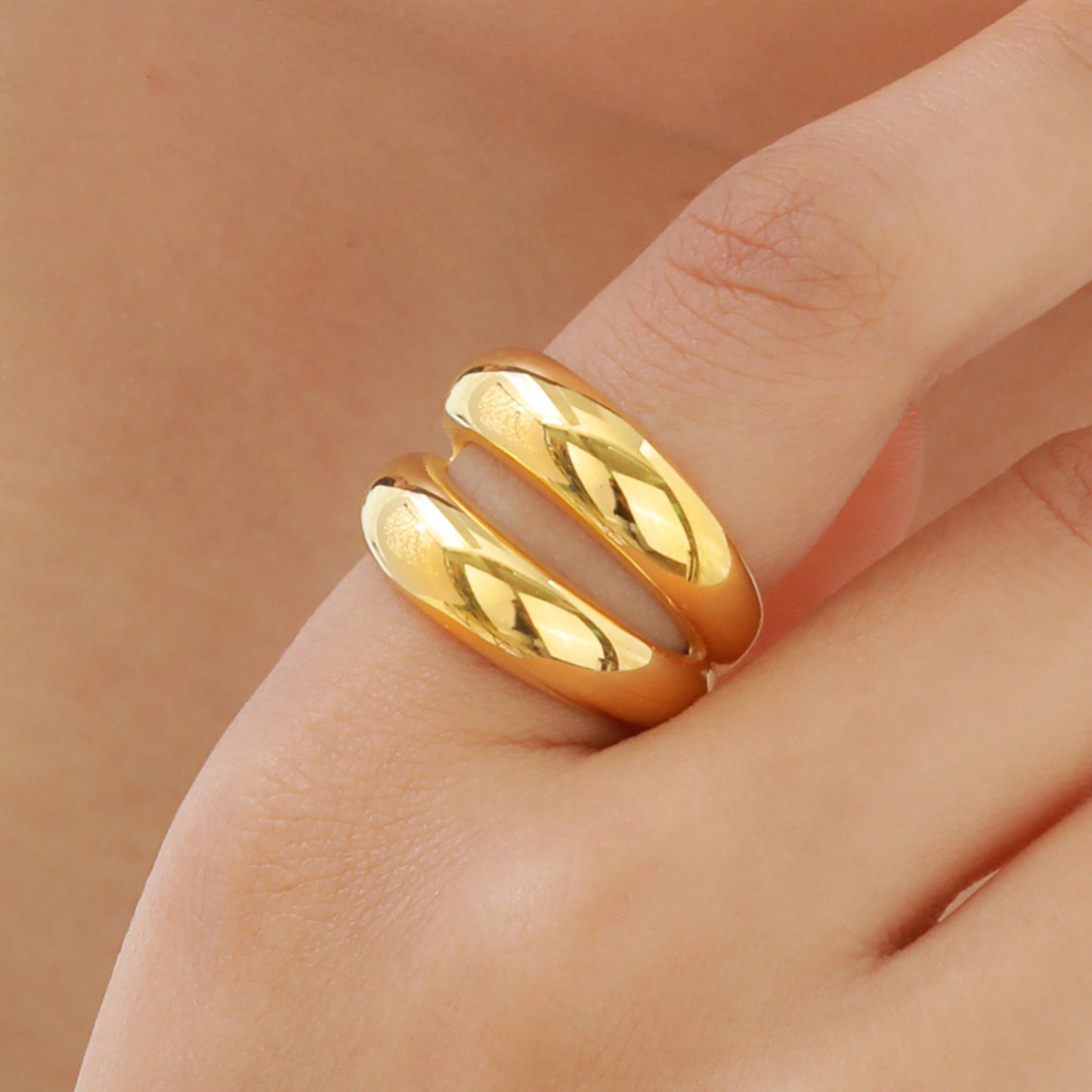 Anello geometrico in acciaio inossidabile con superficie liscia color oro per donna - Gioielli minimalisti per l'eleganza quotidiana RC-718