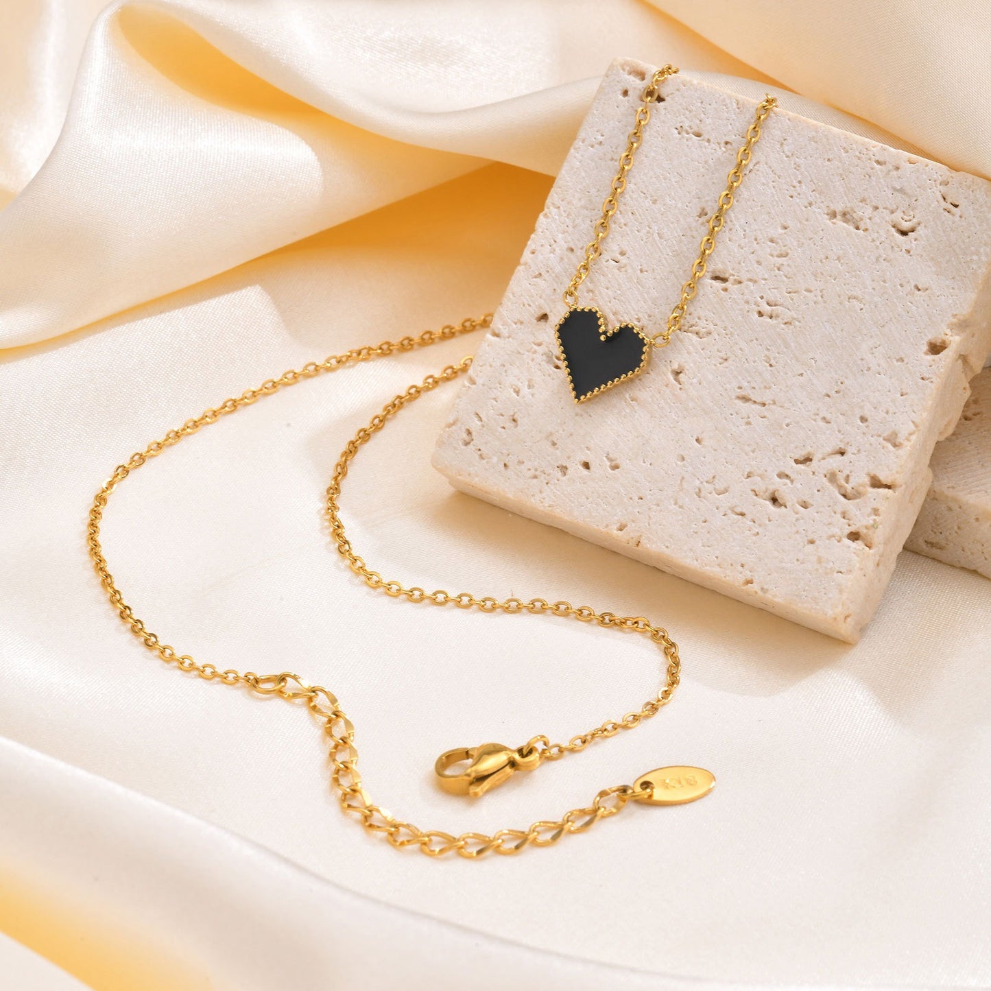 Elegante collar dorado de acero inoxidable con esmalte negro y forma de corazón para mujer NC-1327
