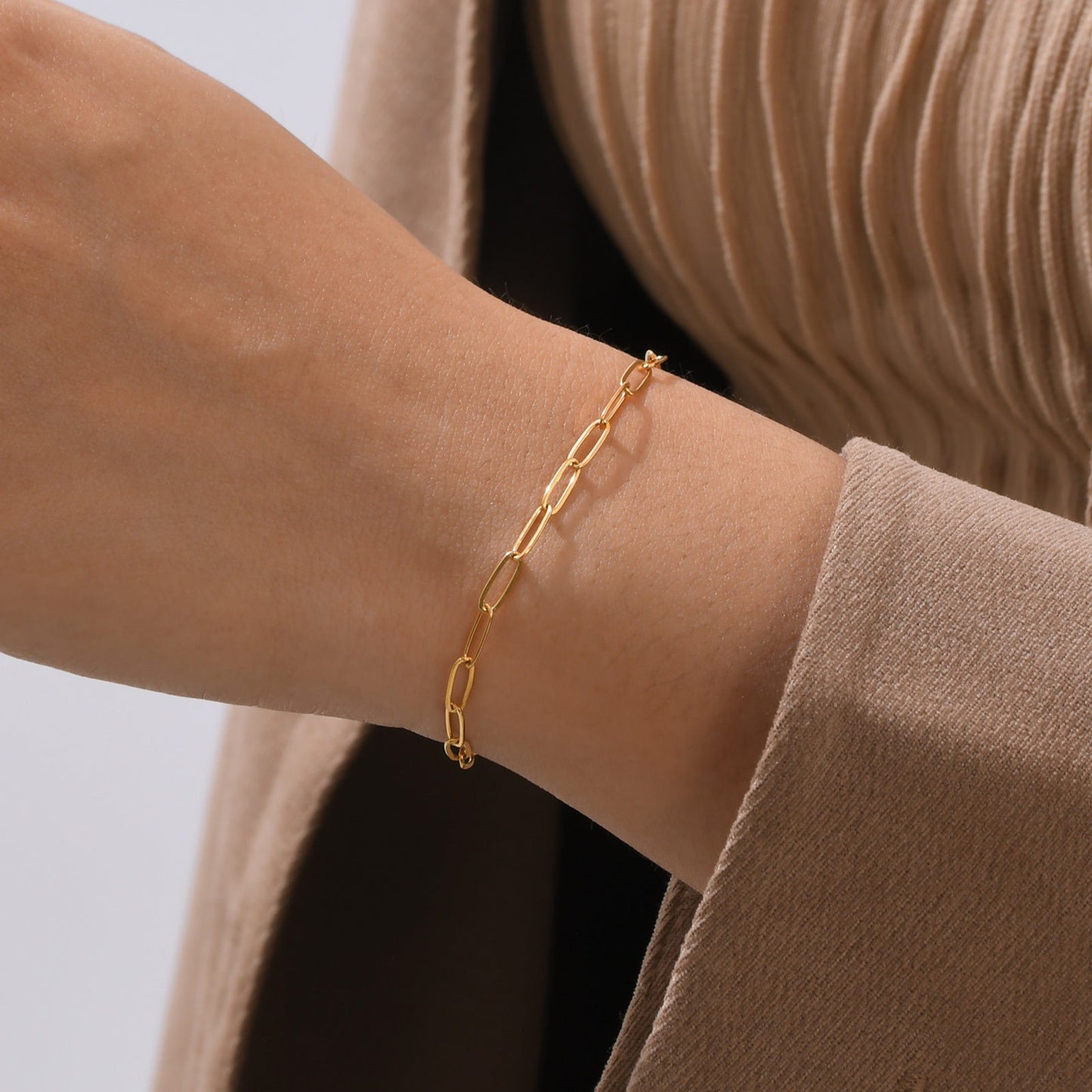 Pulsera de eslabones gruesos de acero y titanio dorado - Joyería minimalista moderna para una elegancia cotidiana BR- 2053