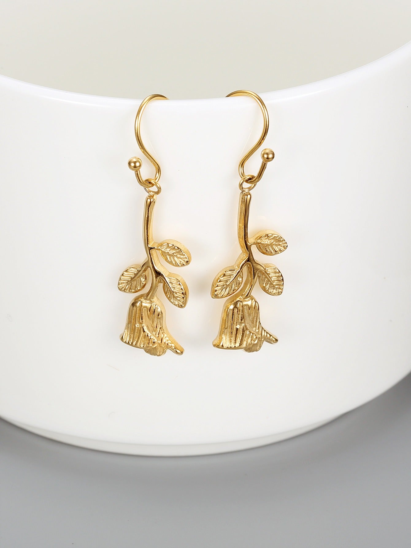Pendientes Kemstone con diseño retro de rosa dorada - Pendientes minimalistas de acero de titanio con encanto bohemio TE0103