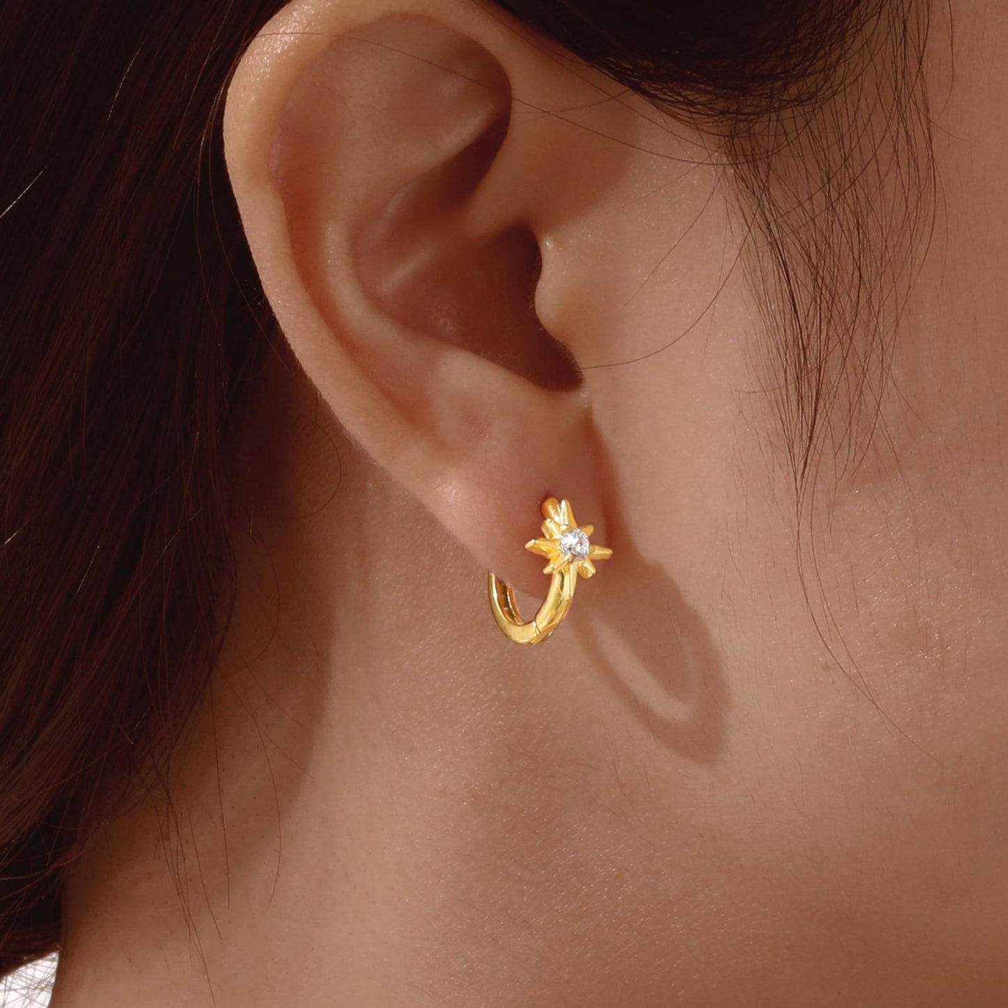 Preciosos aros de acero inoxidable dorado con circonitas: corazón, estrella, cruz y más estilos EH-722