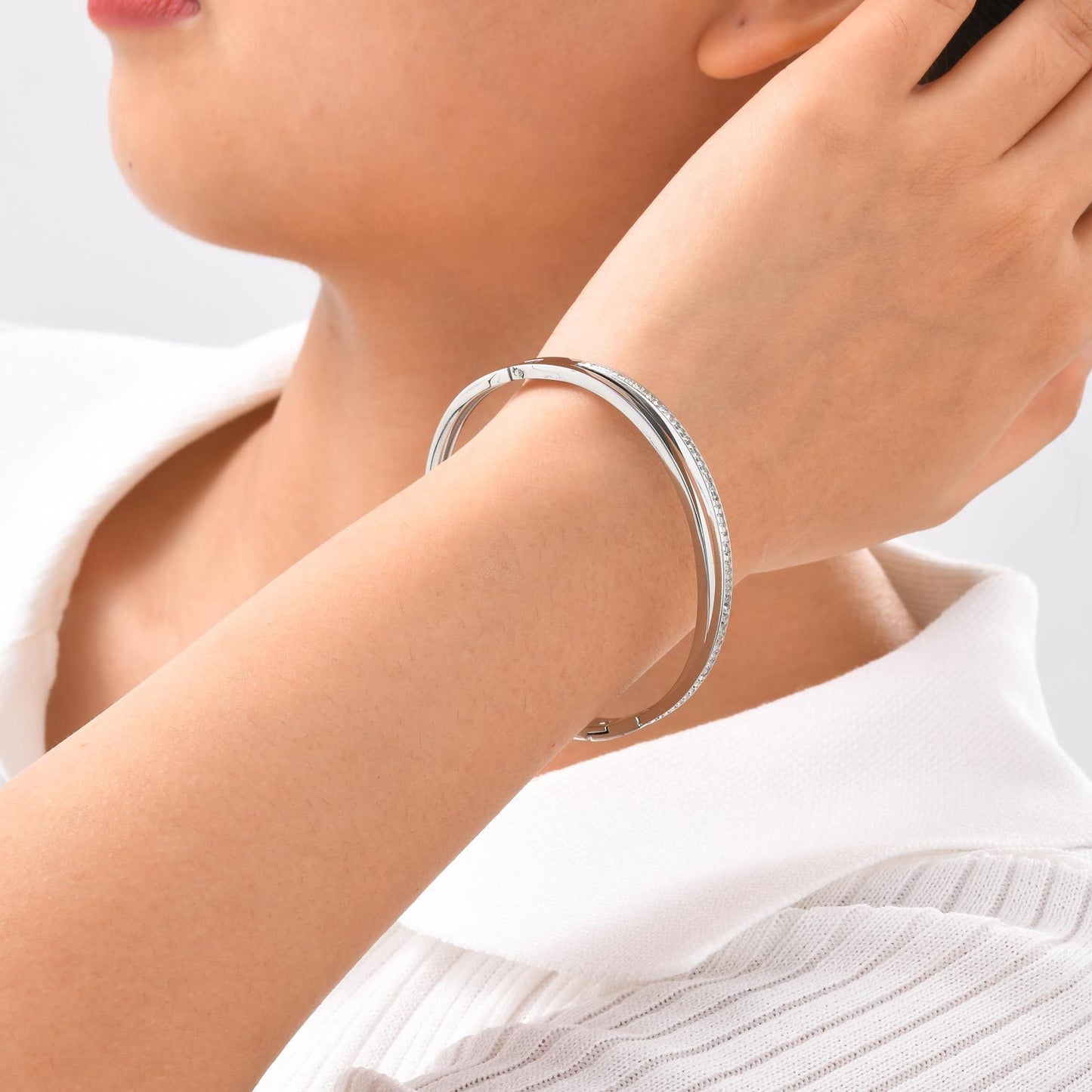 Brazalete con bisagras de circonitas lisas para mujer: joyería elegante y versátil B-547