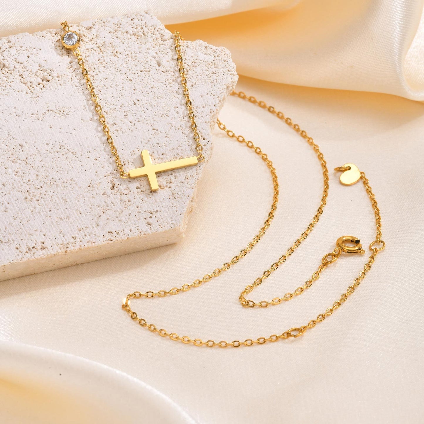 Collar con colgante de cruz de resplandor eterno - Joyería de acero inoxidable con circonitas blancas en tono dorado para mujer, hipoalergénico, elegante y cotidiano NC-782