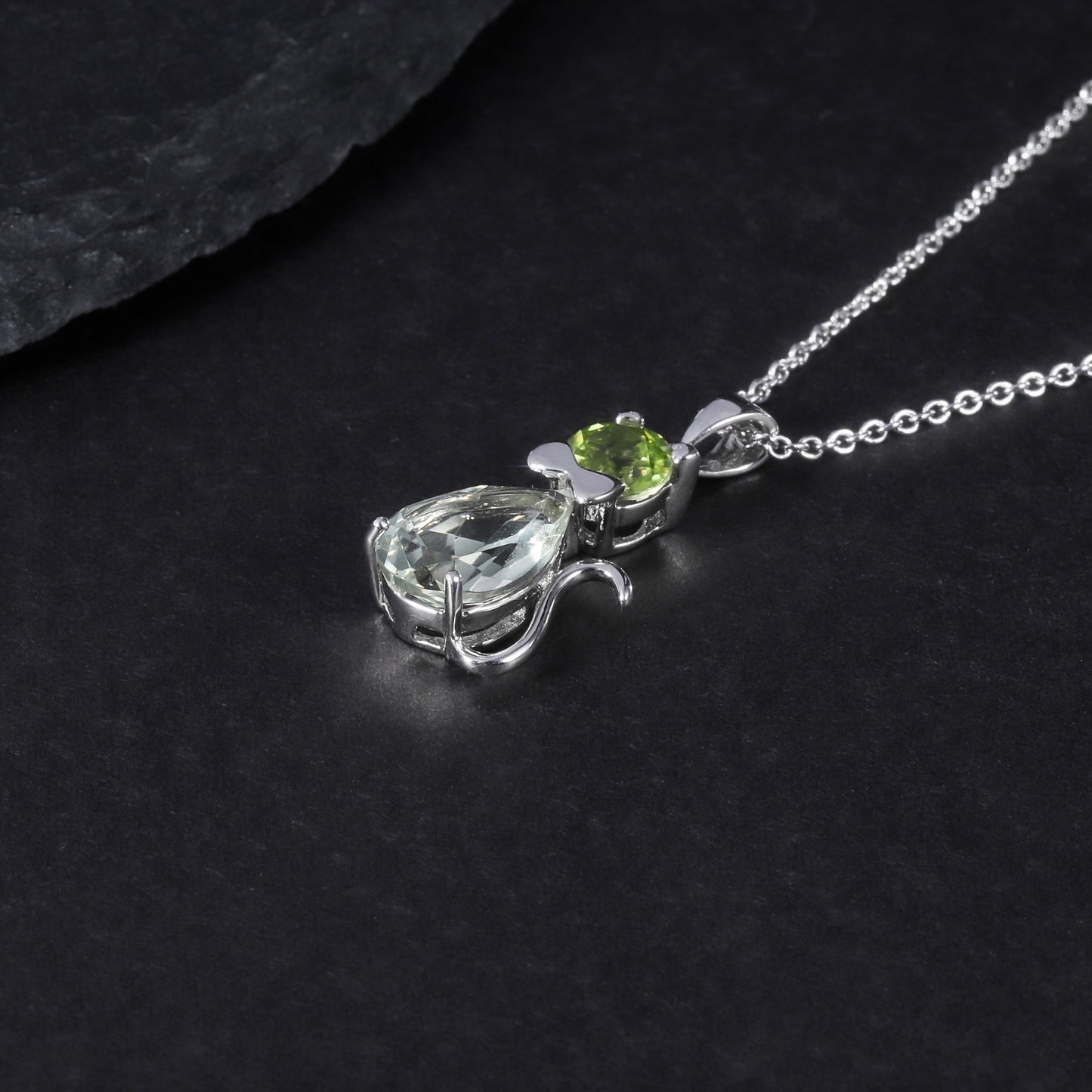 Kemstone – exquisite Halskette mit Katzenanhänger aus natürlichem Edelstein mit Akzenten aus grünem Amethyst und Peridot, 45,7 cm, K23515N
