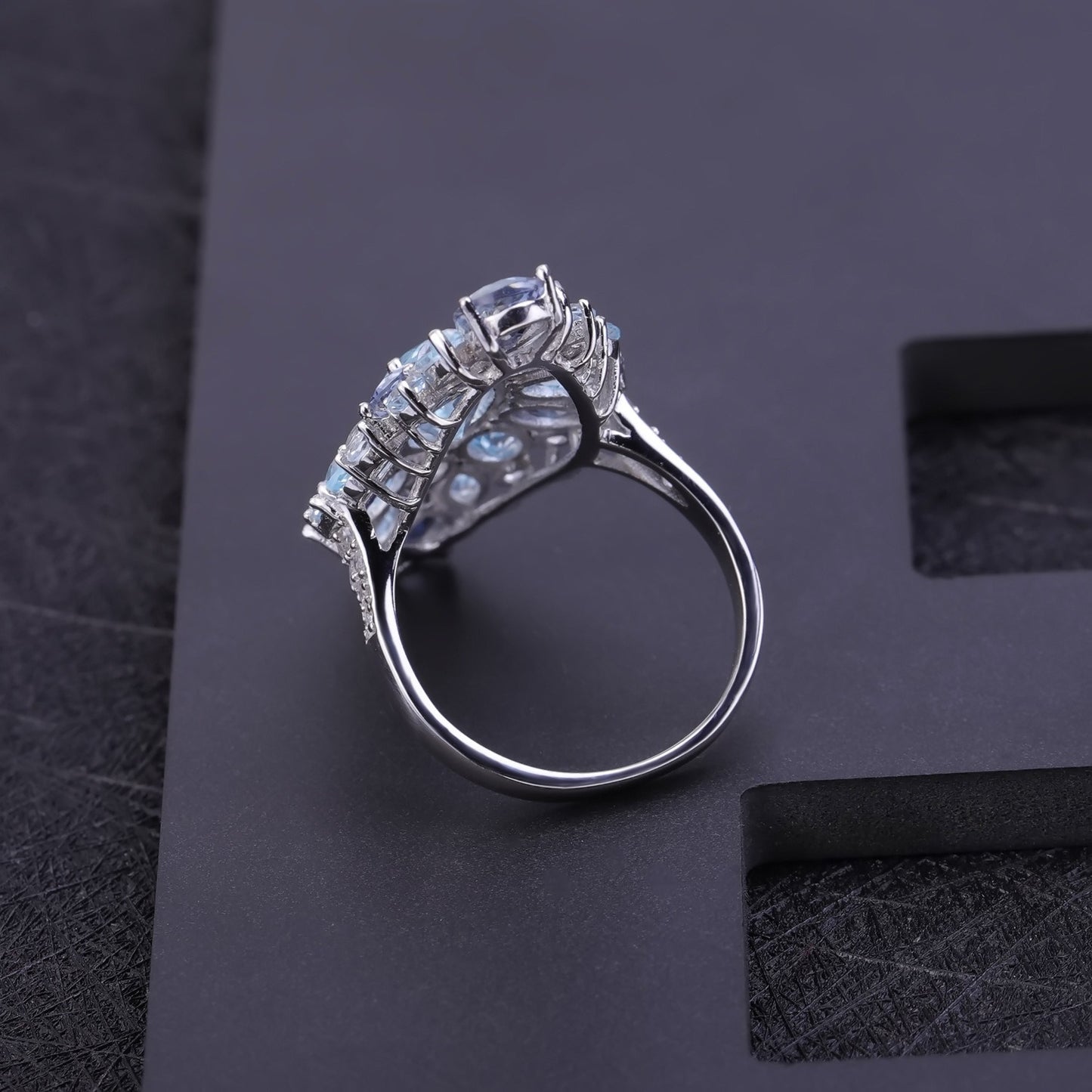 Anillo de plata de ley 925 con topacio natural en forma de flor, elaborado a mano por Kemstone. Diseño original.