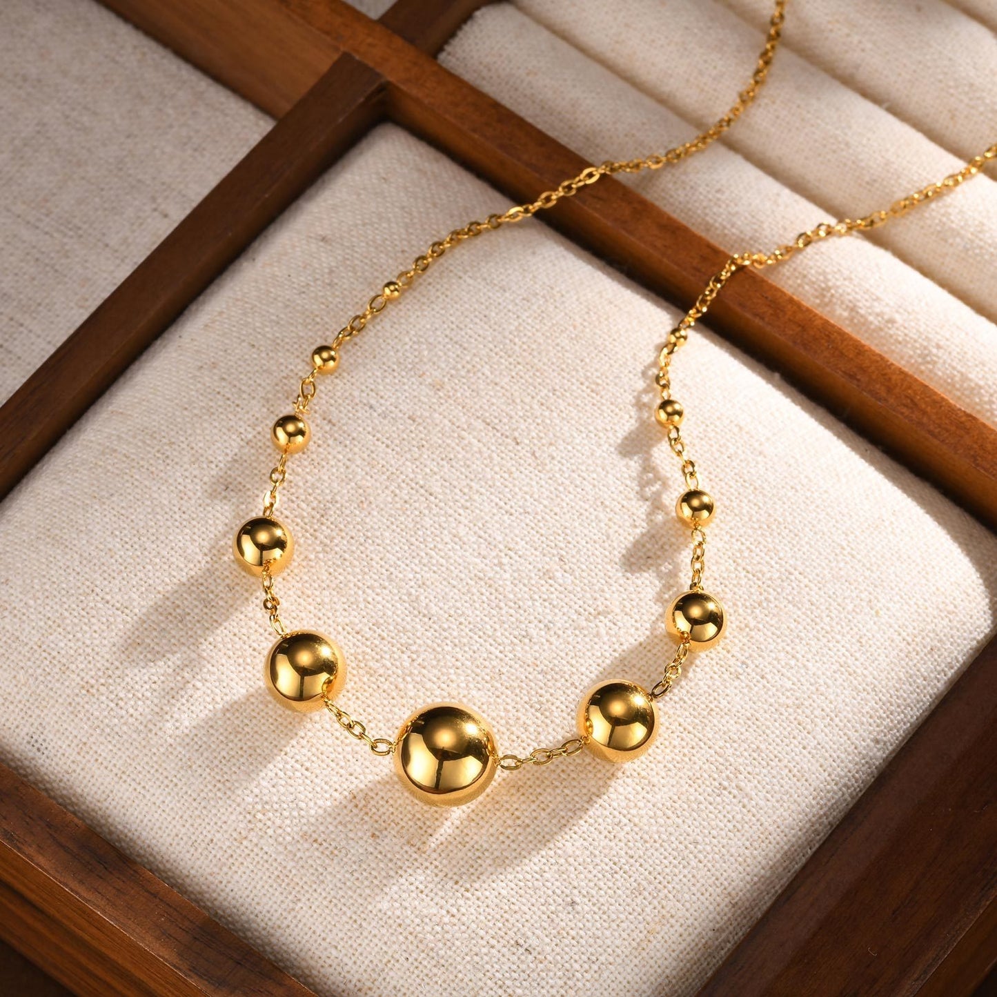 Elegante collar de acero inoxidable con esfera dorada para mujer NC-1945