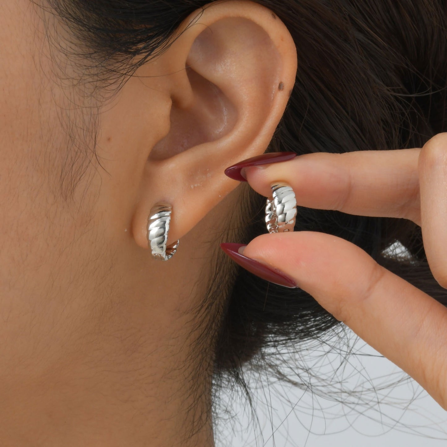 Pendiente de oreja en forma de U trenzado de cobre artesanal de Kemstone: joya ligera de inspiración bohemia para un toque de elegancia diaria y un regalo especial EBD-429