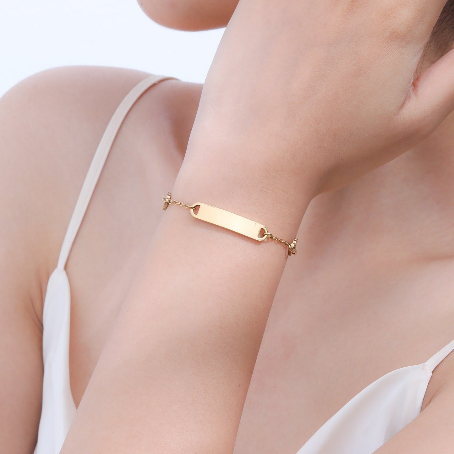 Pulsera de cadena cruzada plana de acero inoxidable Kemstone con colgante floral curvo - Joyería minimalista para mujer, elegancia para el día a día y diseño ideal para regalar BR-2159