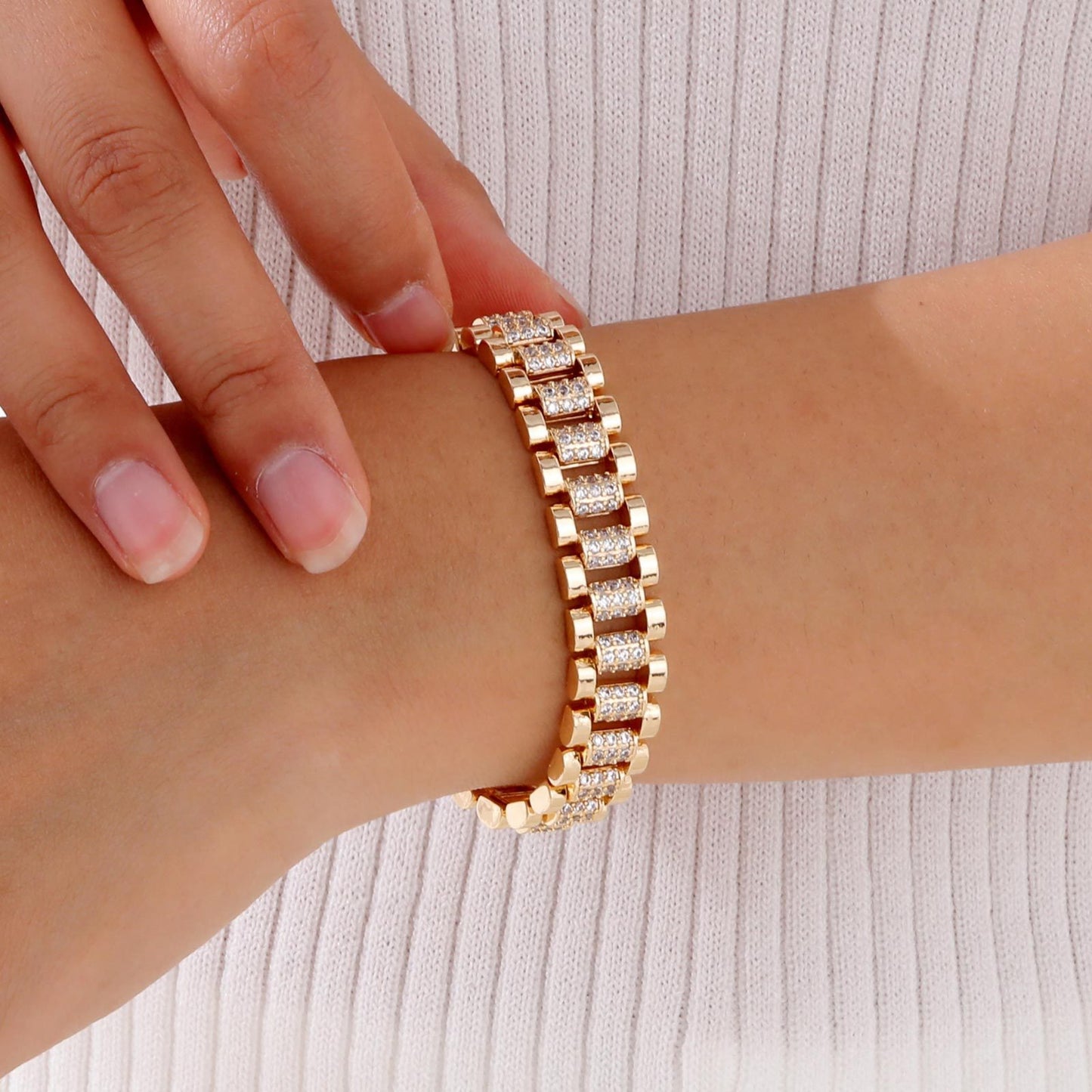 Pulsera gruesa de cobre y circonita en tono dorado para mujer: cadena llamativa con detalles art déco PBR-219