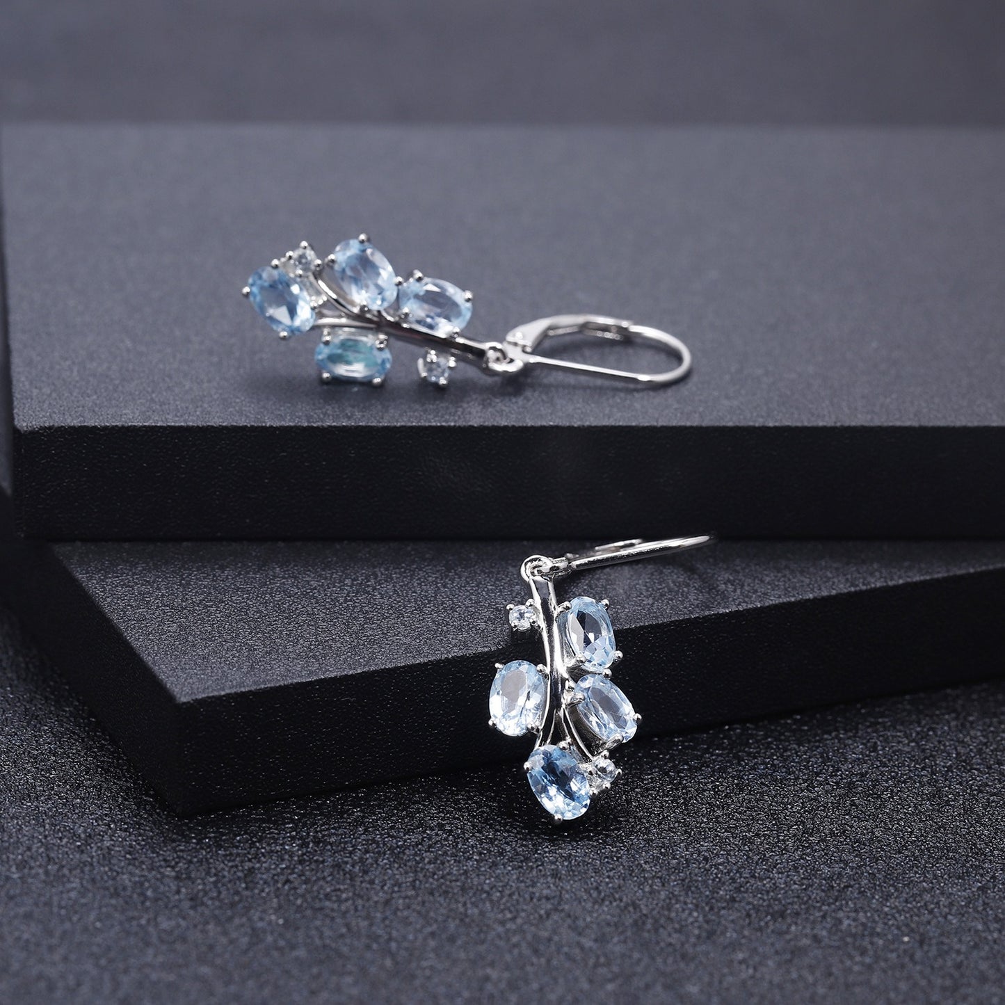 Pendientes de plata de ley con diseño original de Kemstone, hechos a mano, con topacio y peridoto naturales.