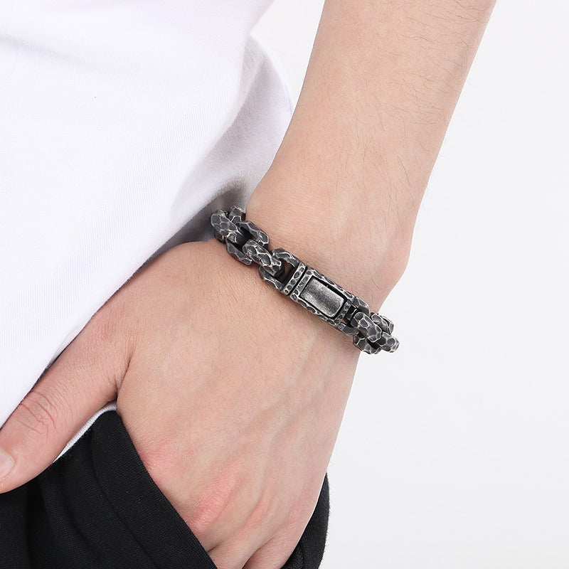 Pulsera de motorista de acero y titanio martillado artesanal Kemstone - Cadena cuadrada resistente para hombre, diseño urbano KB167700-KJX