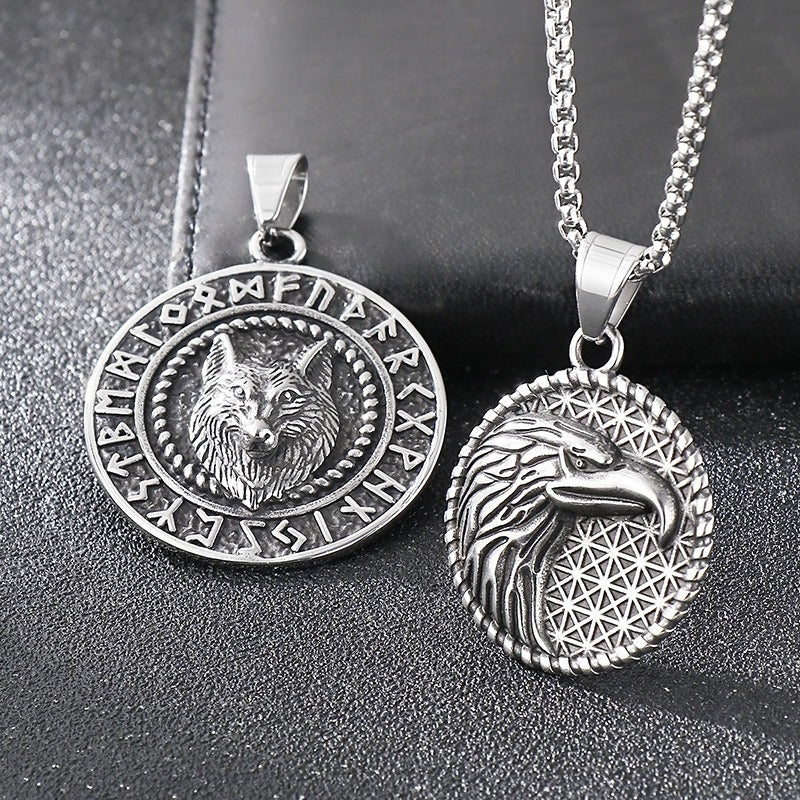 Collar de acero de titanio envejecido con diseño de doble cara de runas vikingas de Kemstone, con diseño de rey lobo y pico de águila, para hombre, con un toque retro de elegancia robusta KP116179-MZOZ