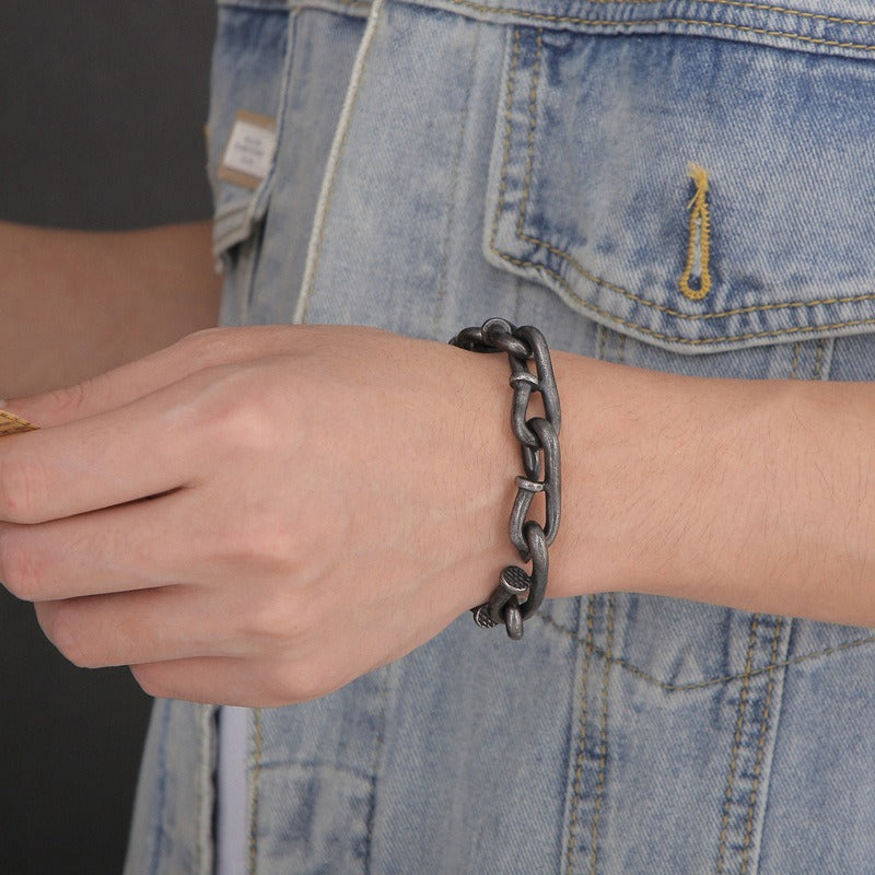 Pulsera de acero y titanio con cierre de gancho rústico Kemstone - Diseño de cadena con clavos desgastados para hombre, estilo minimalista KB146421