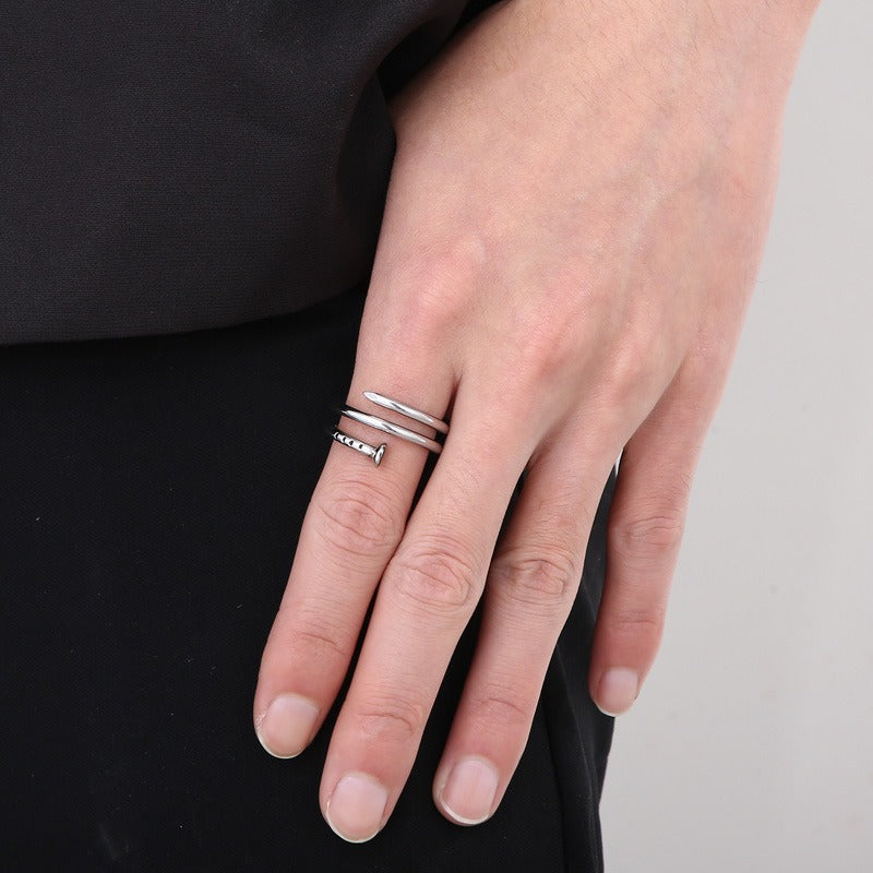 Anillo de resorte Kemstone para hombre - Anillo de acero inoxidable pulido con diseño de uñas, regalo KR104535