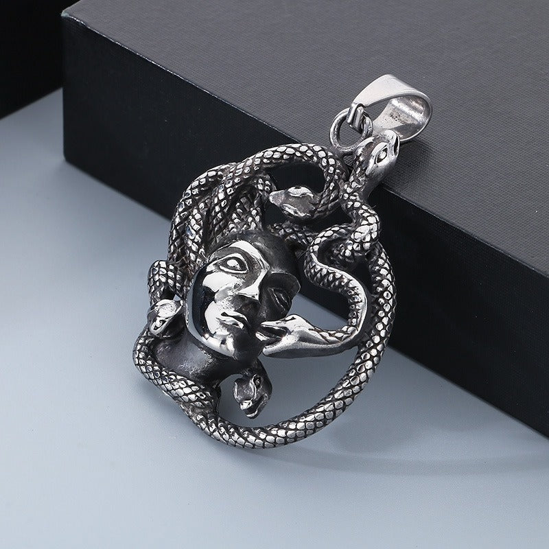 Colgante Kemstone Hiphop Mythology Series - Collar de acero y titanio con máscara de hacha de doble cara y diosa serpiente del mal de ojo para hombre KP130917-MZOZ
