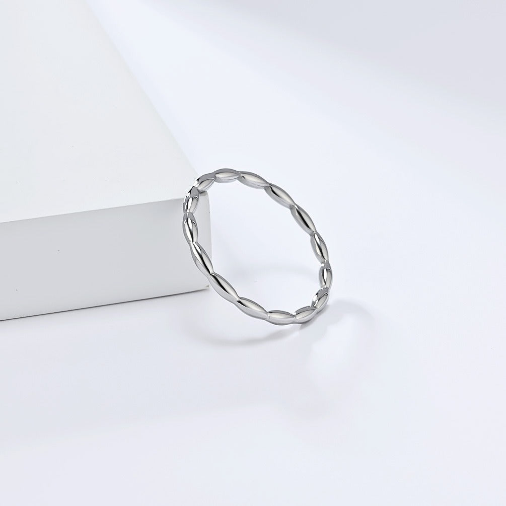 Anillo geométrico de acero y titanio con lágrima entrelazada de inspiración francesa para mujer | Joyería minimalista para uso diario con elegancia narrativa K-R945