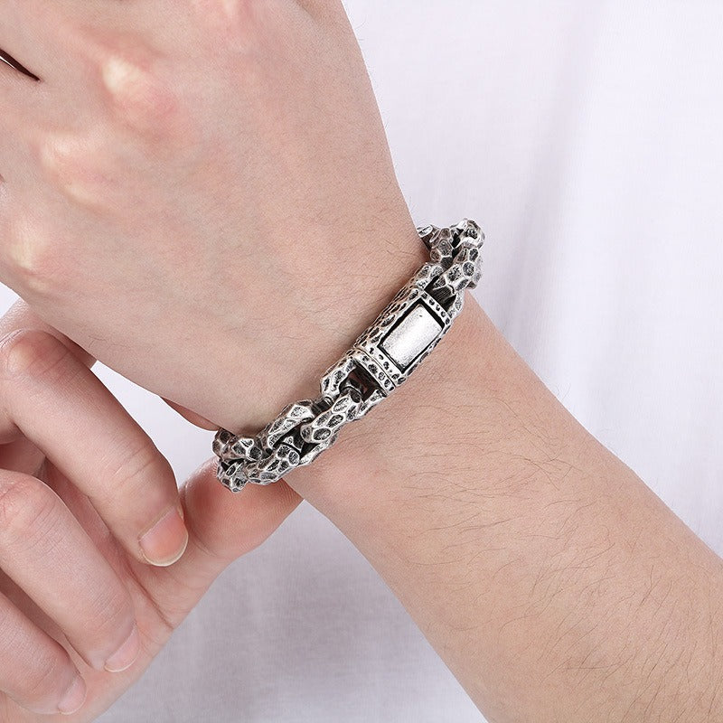 Pulsera de motorista de acero y titanio martillado artesanal Kemstone - Cadena cuadrada resistente para hombre, diseño urbano KB167700-KJX