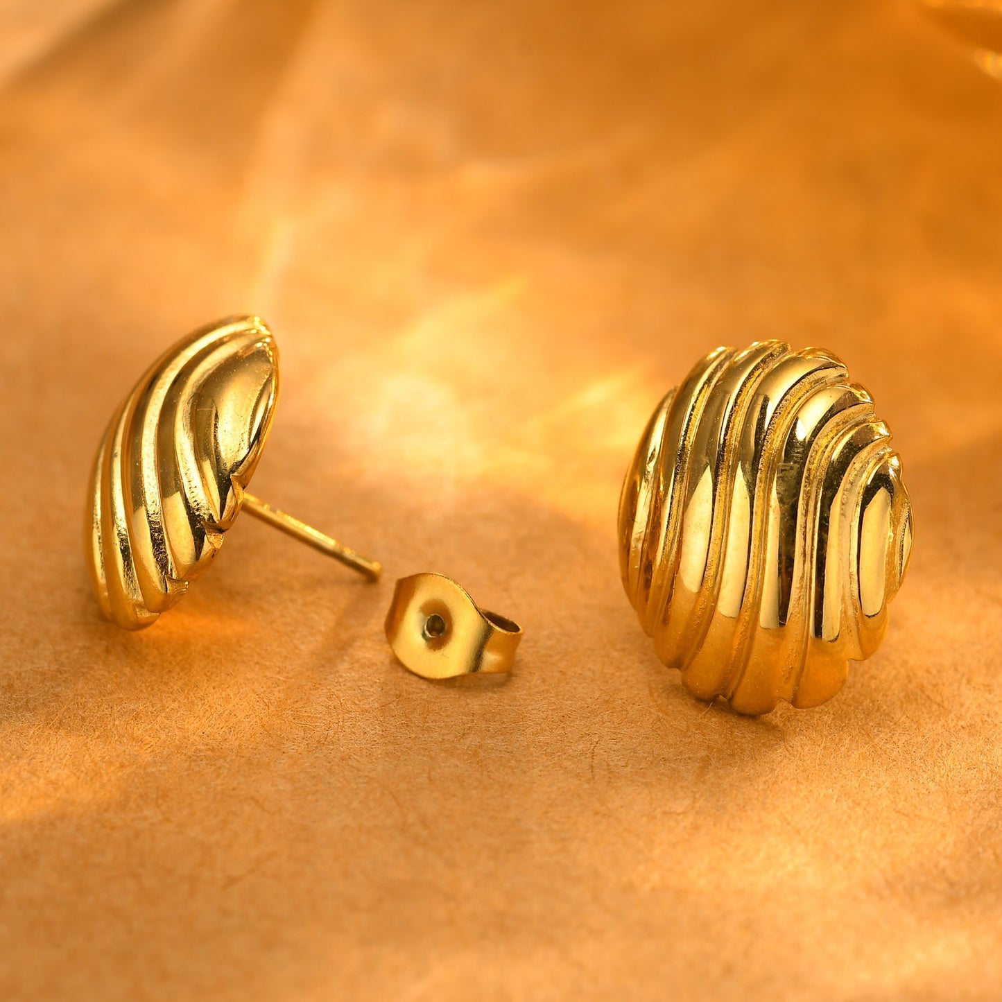 Pendientes Kemstone de acero inoxidable con textura de concha dorada para mujer ES-458
