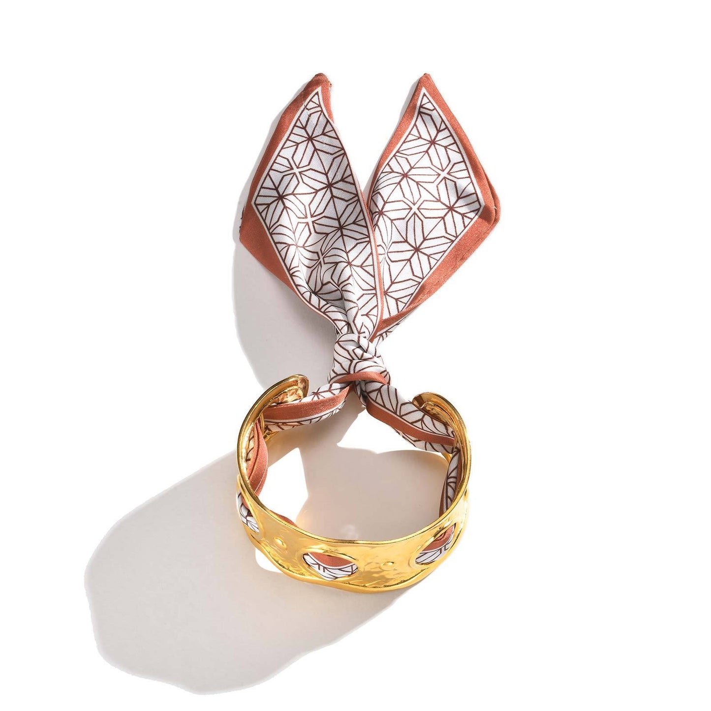 Elegante pulsera de acero inoxidable dorado con elegante nudo de seda: un accesorio imprescindible para mujer B-630