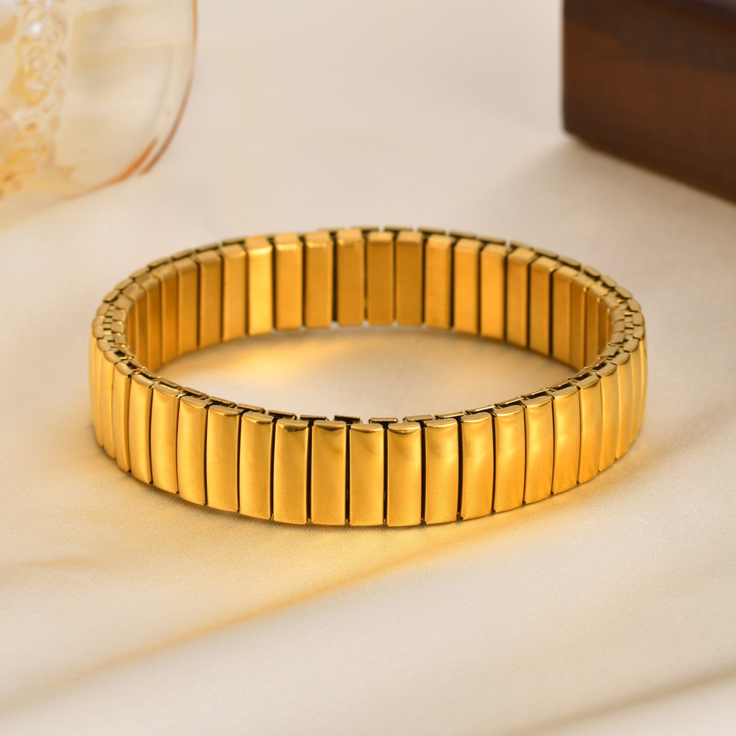 Pulsera elástica dorada para mujer | Joyería de acero inoxidable hipoalergénica con opciones de grabado láser B-633