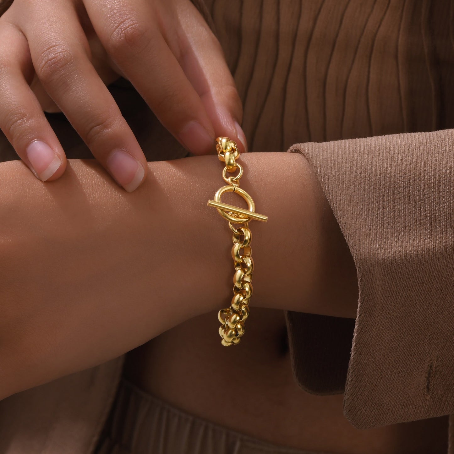 Elegant Adjustable Gold-Tone Stainless Steel Round Pearl Chain Bracelet with Secure OT Clasp – Minimalist Women's Jewelry for Everyday Glam BR2105